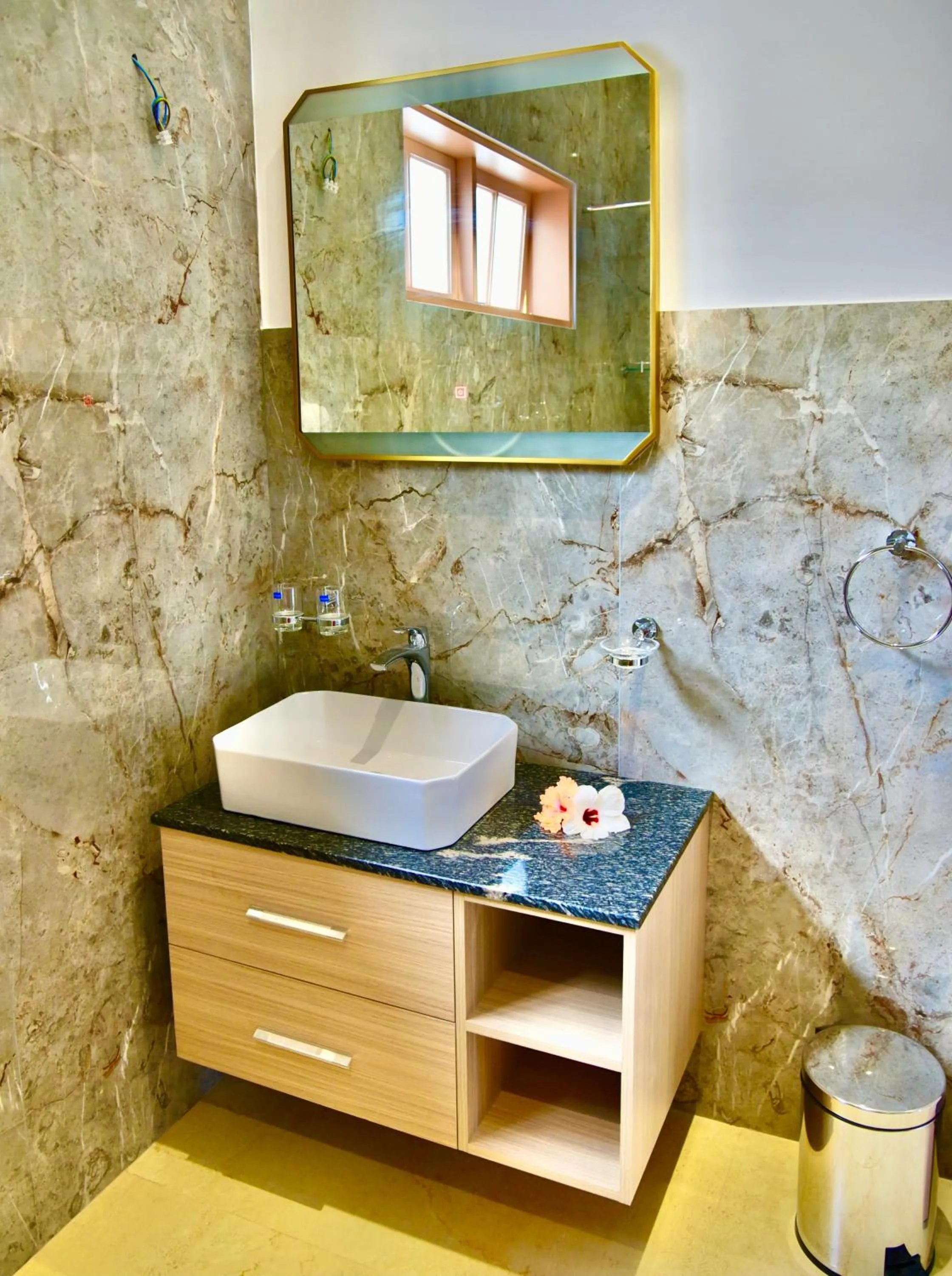 Bathroom in La Petite Maison and Sea Splash