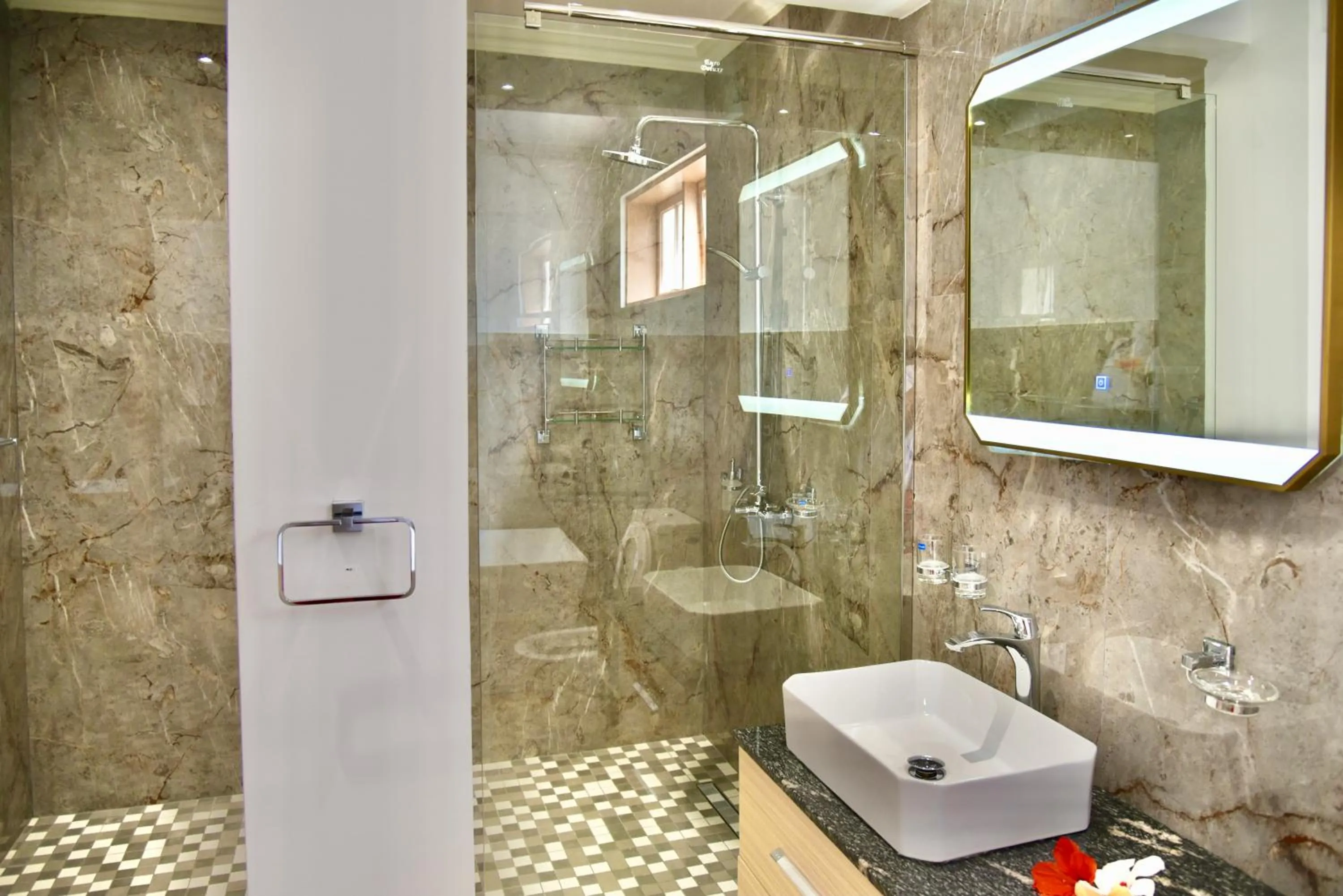 Bathroom in La Petite Maison and Sea Splash