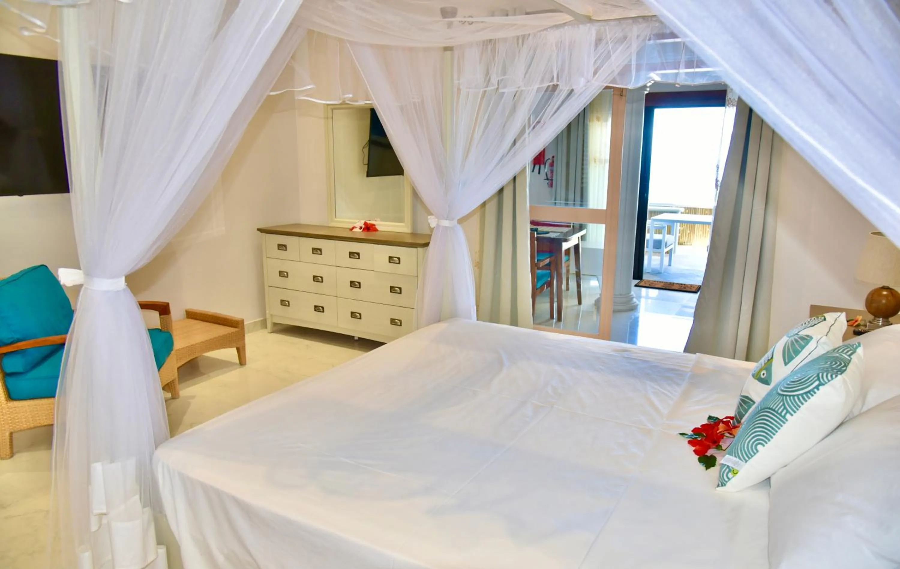 Bed in La Petite Maison and Sea Splash