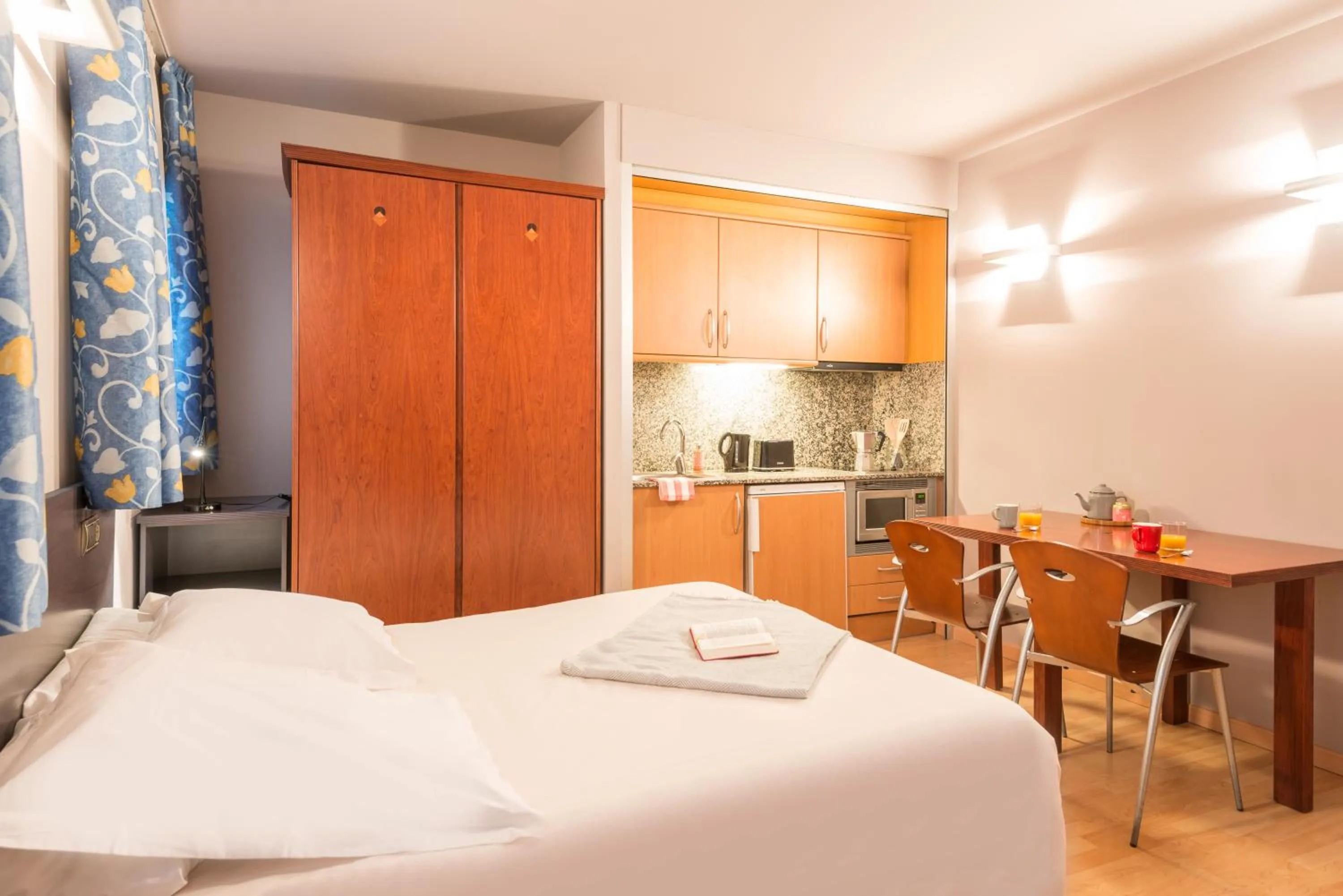 Dining area, Bed in Pierre & Vacances Pas de la Casa Alaska