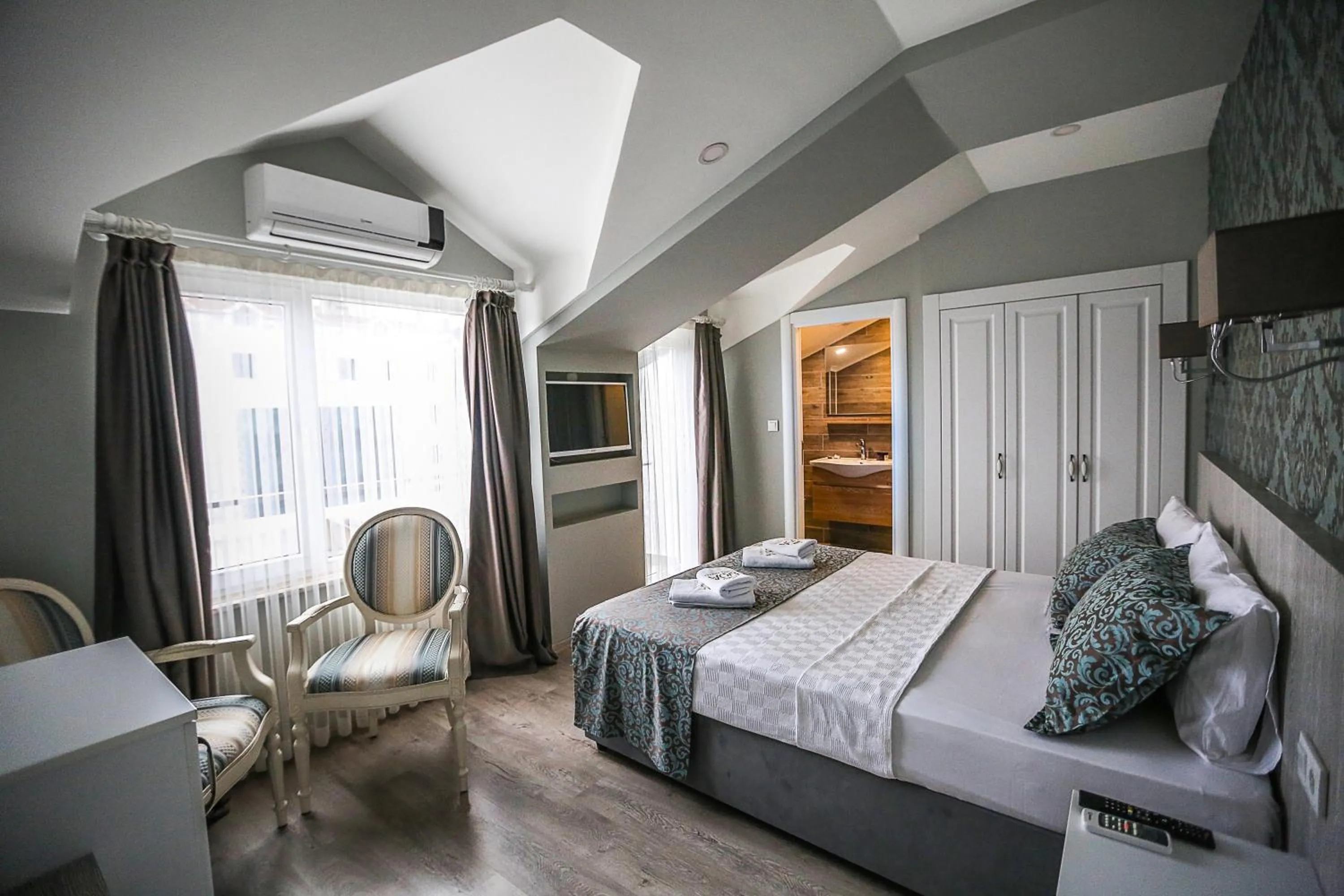 Bedroom, Bed in Doa Suite Hotel