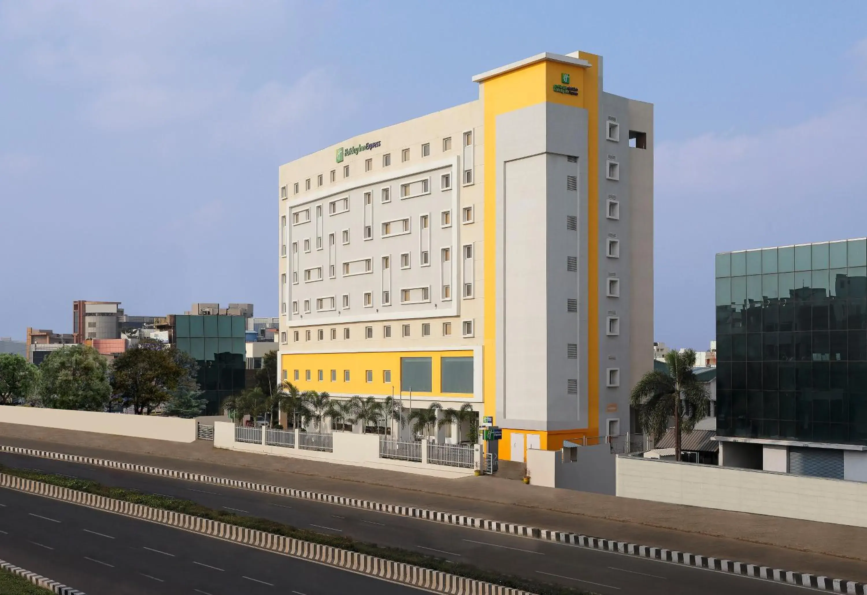 Property building in Holiday Inn Express Chennai OMR Thoraipakkam by IHG Property building in Holiday Inn Express Chennai OMR Thoraipakkam by IHG