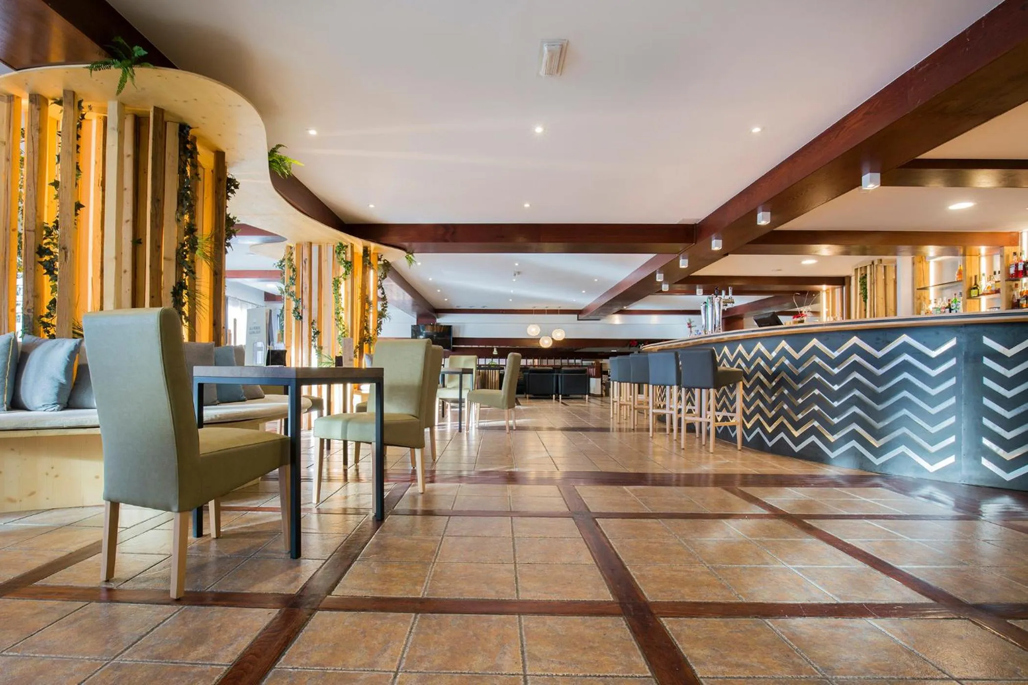 Communal lounge/ TV room in Hotel Piolets Soldeu Centre by Nexta