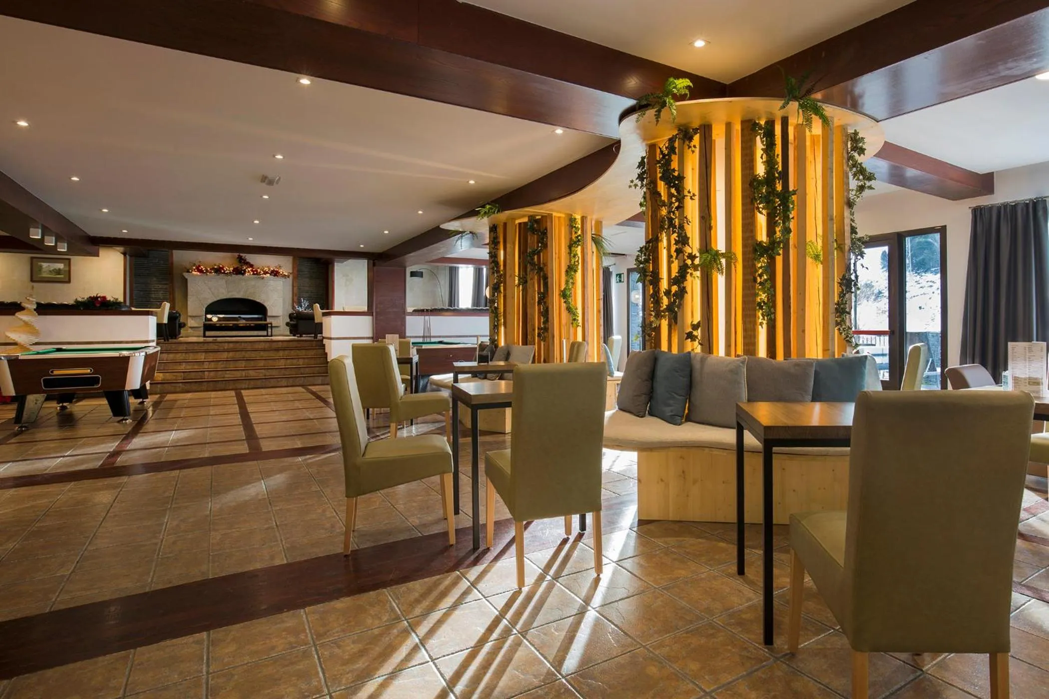 Communal lounge/ TV room in Hotel Piolets Soldeu Centre by Nexta