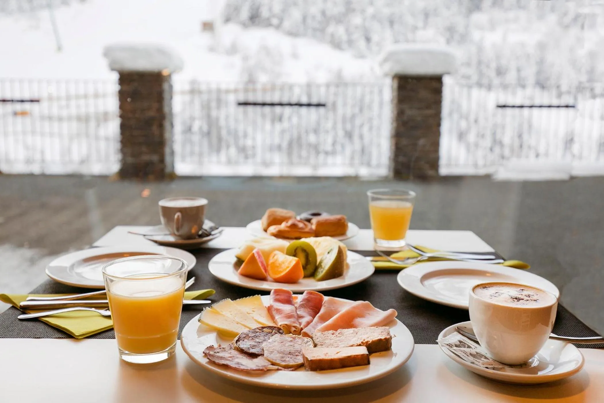 Restaurant/places to eat in Hotel Piolets Soldeu Centre by Nexta