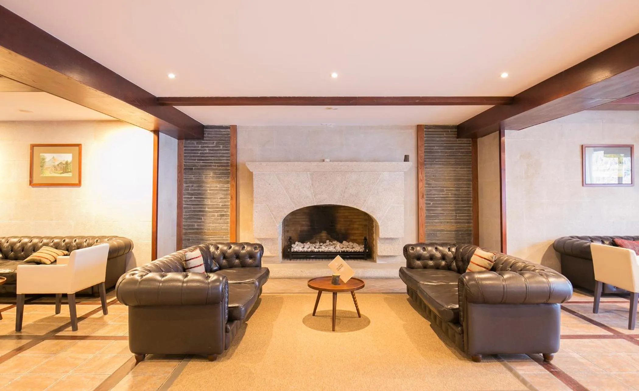 Communal lounge/ TV room in Hotel Piolets Soldeu Centre by Nexta