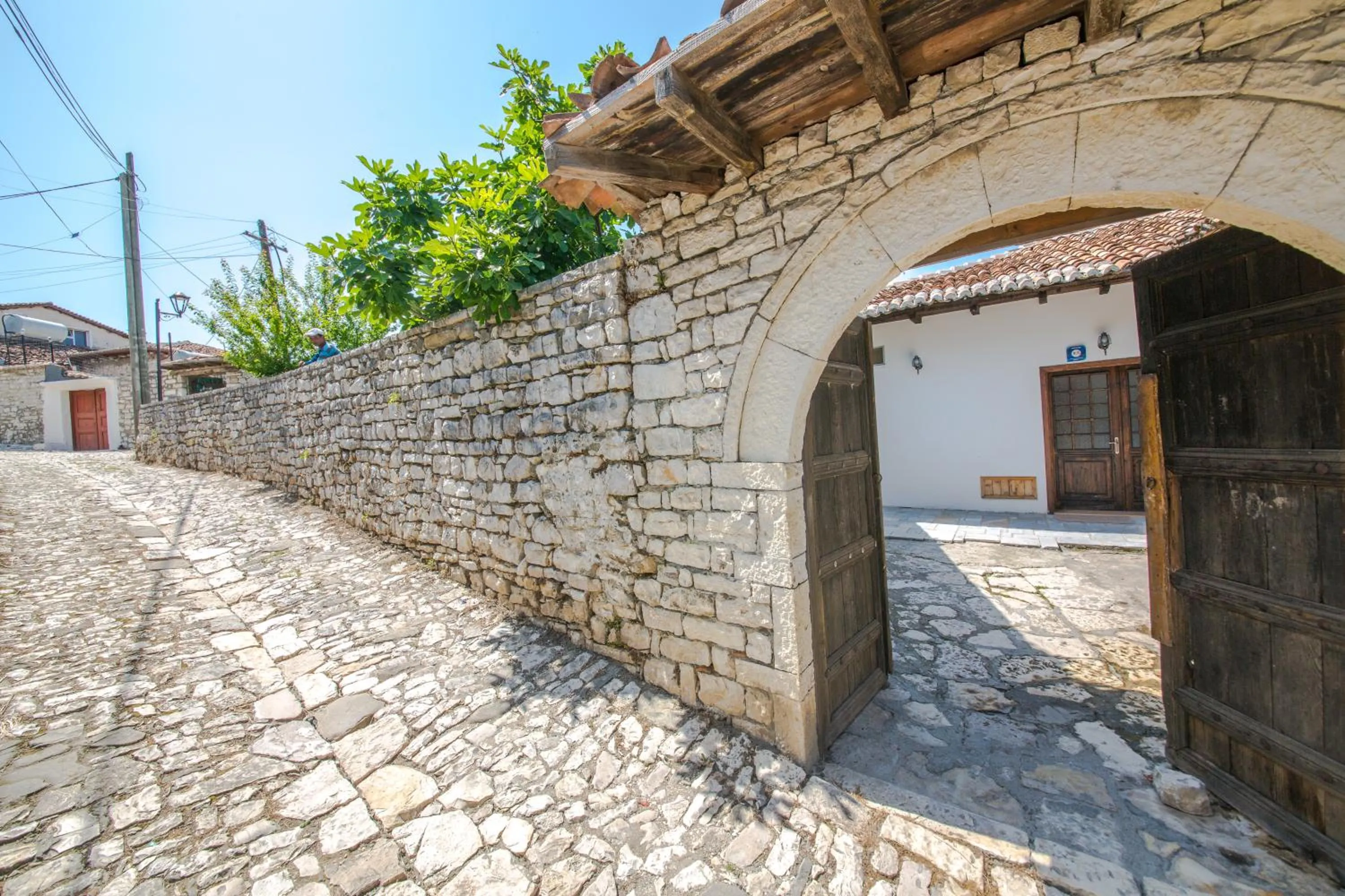 Facade/entrance in Hotel Kalaja