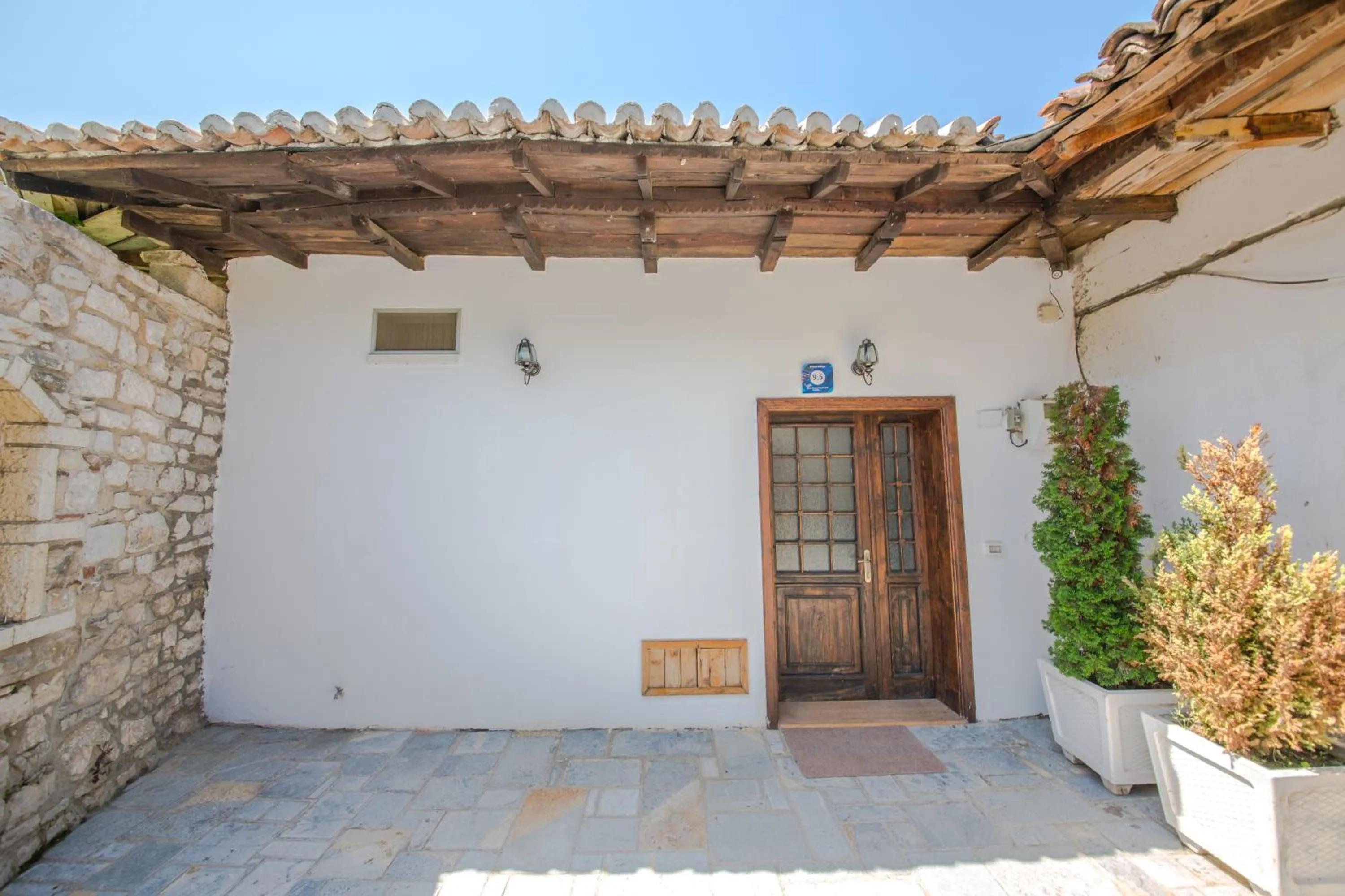 Facade/entrance in Hotel Kalaja