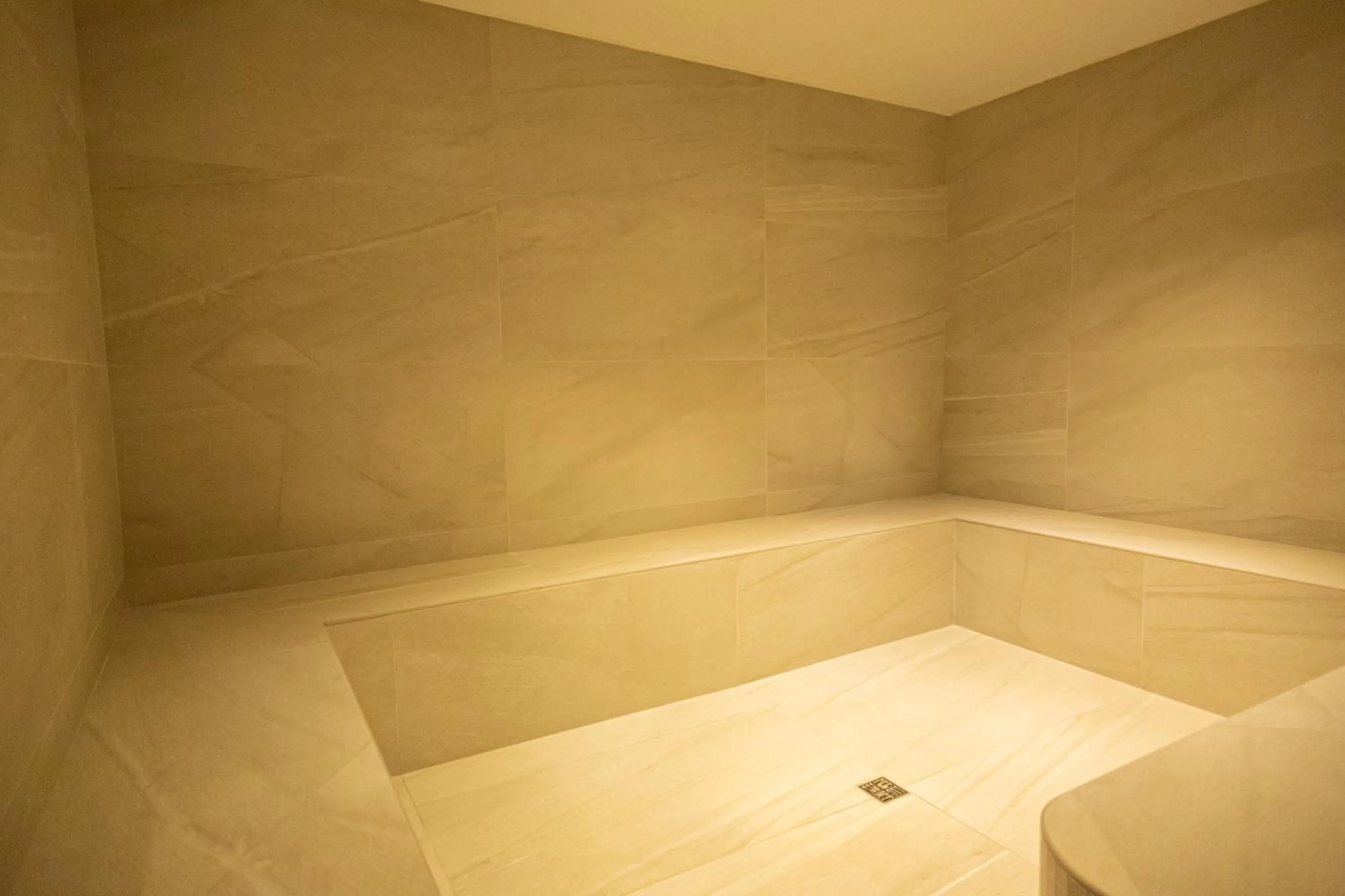 Steam room in Andon Lapa Hotel & Spa