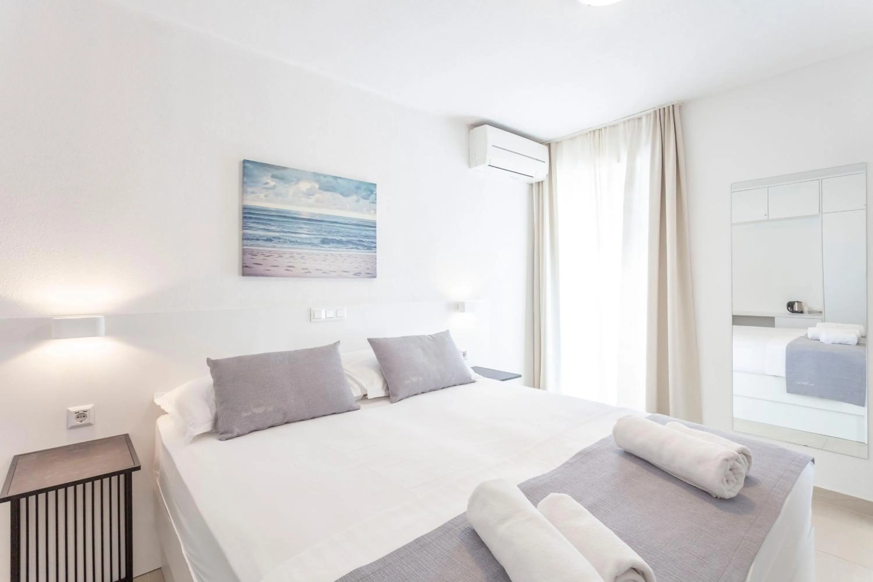 Bed in Sunset Split Rooms