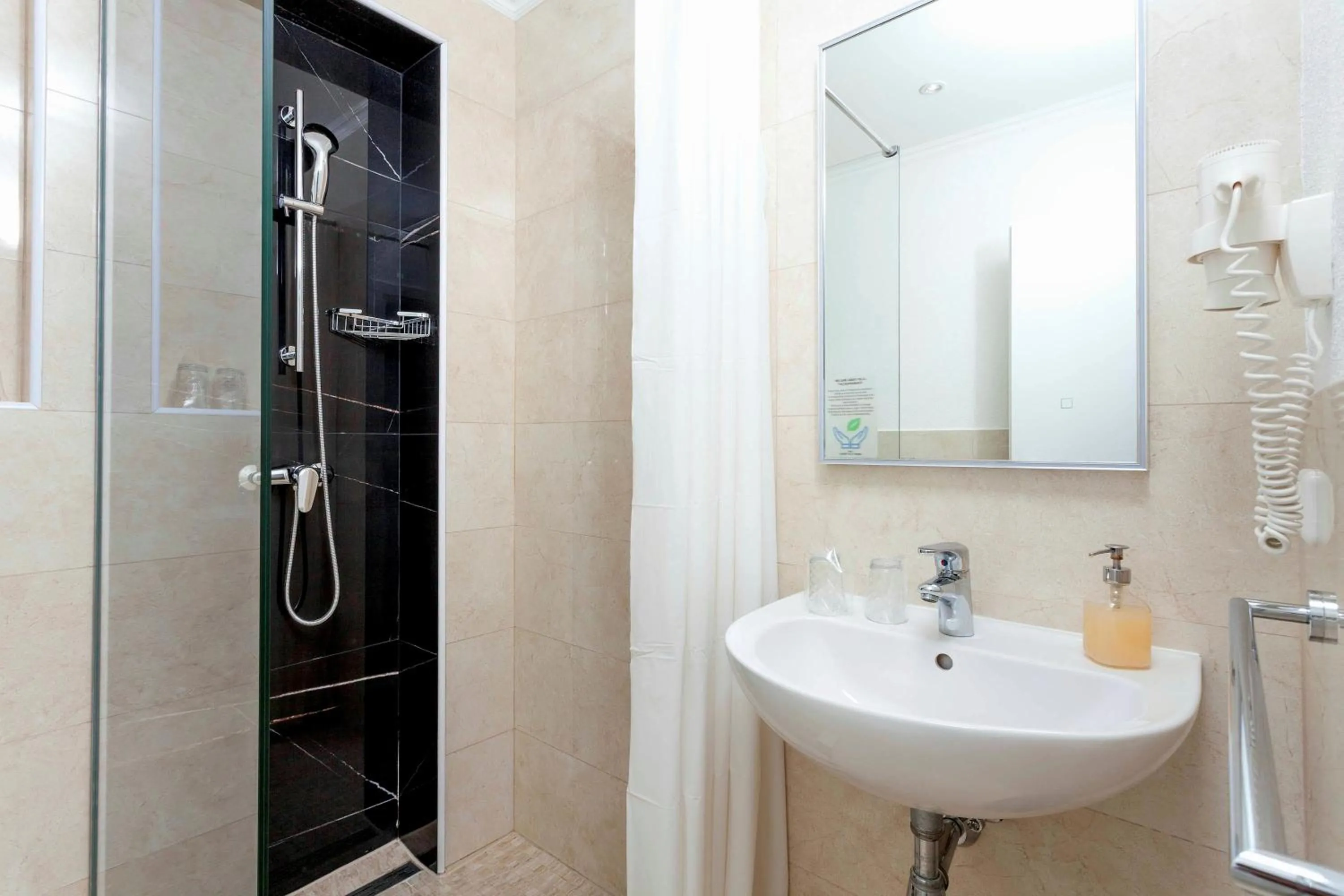 Shower in Sunset Split Rooms