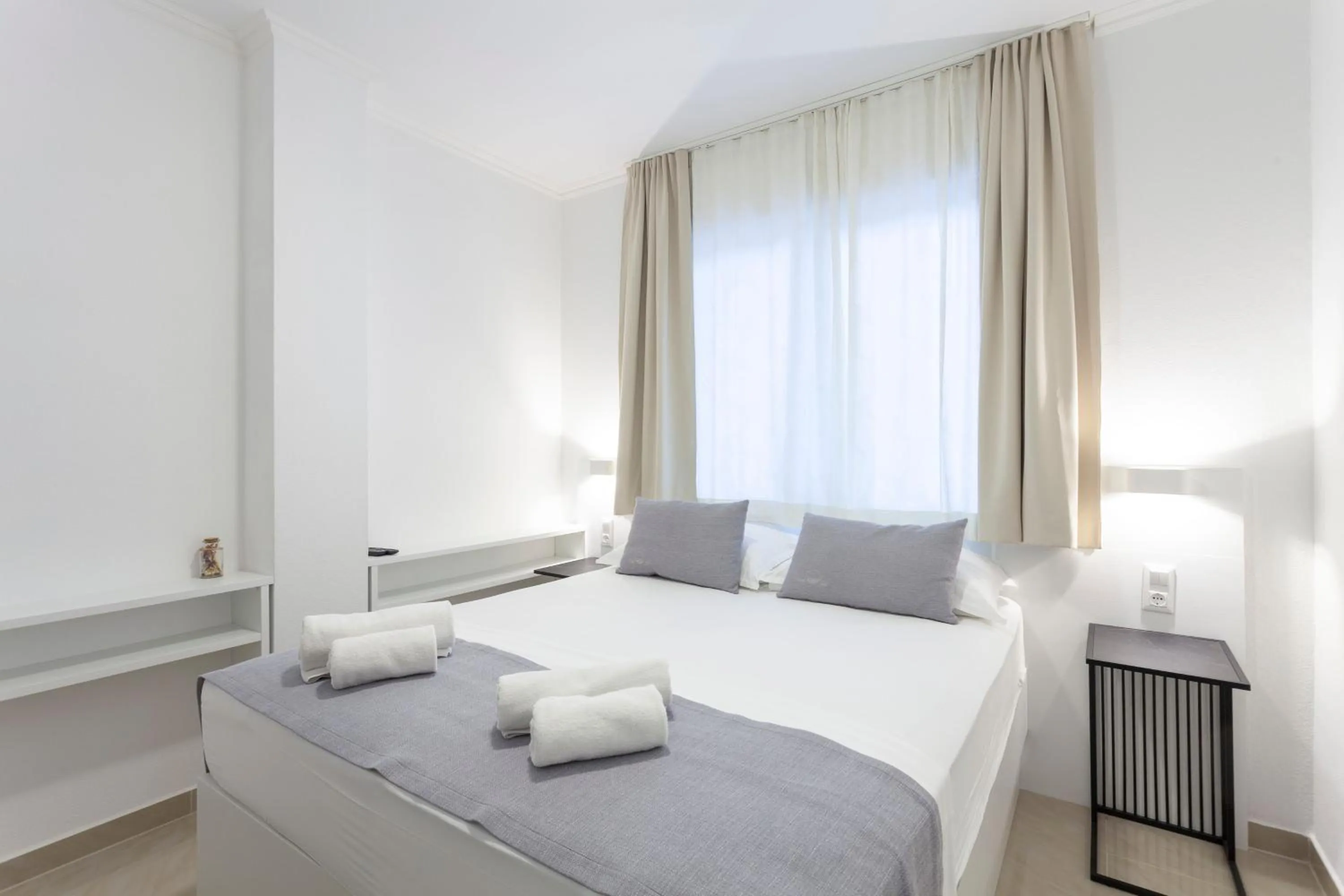 Bed in Sunset Split Rooms