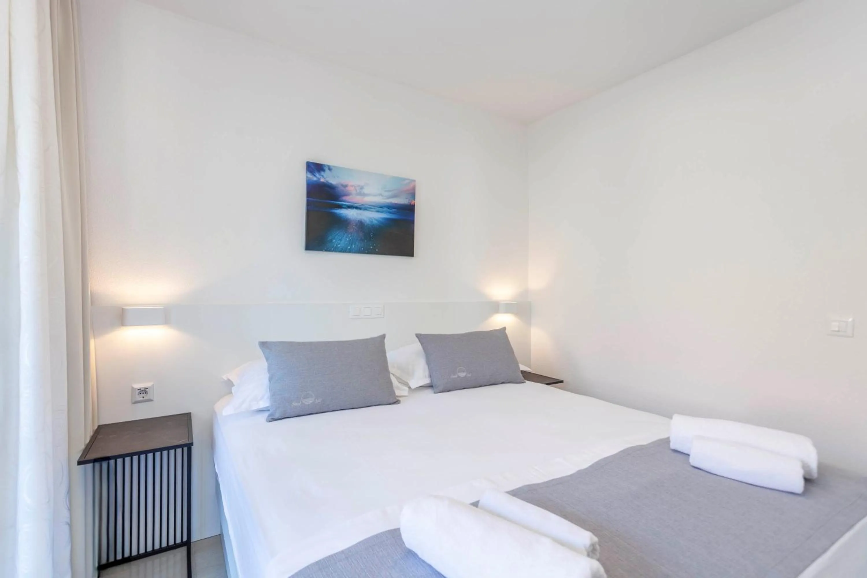 Bed in Sunset Split Rooms