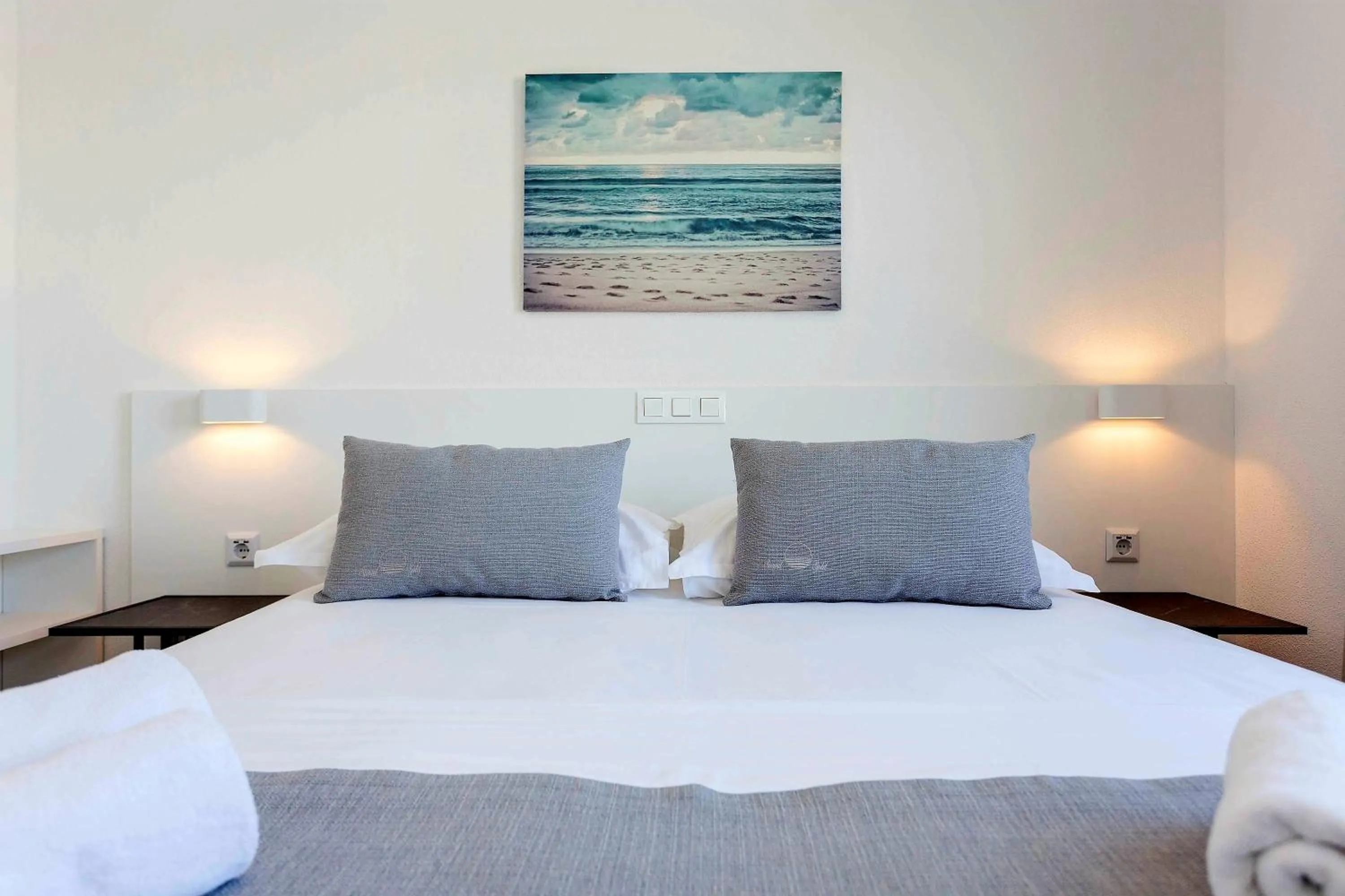 Bed in Sunset Split Rooms