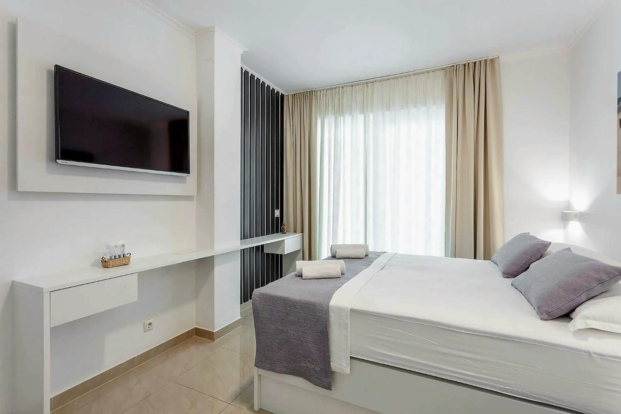 Bed in Sunset Split Rooms