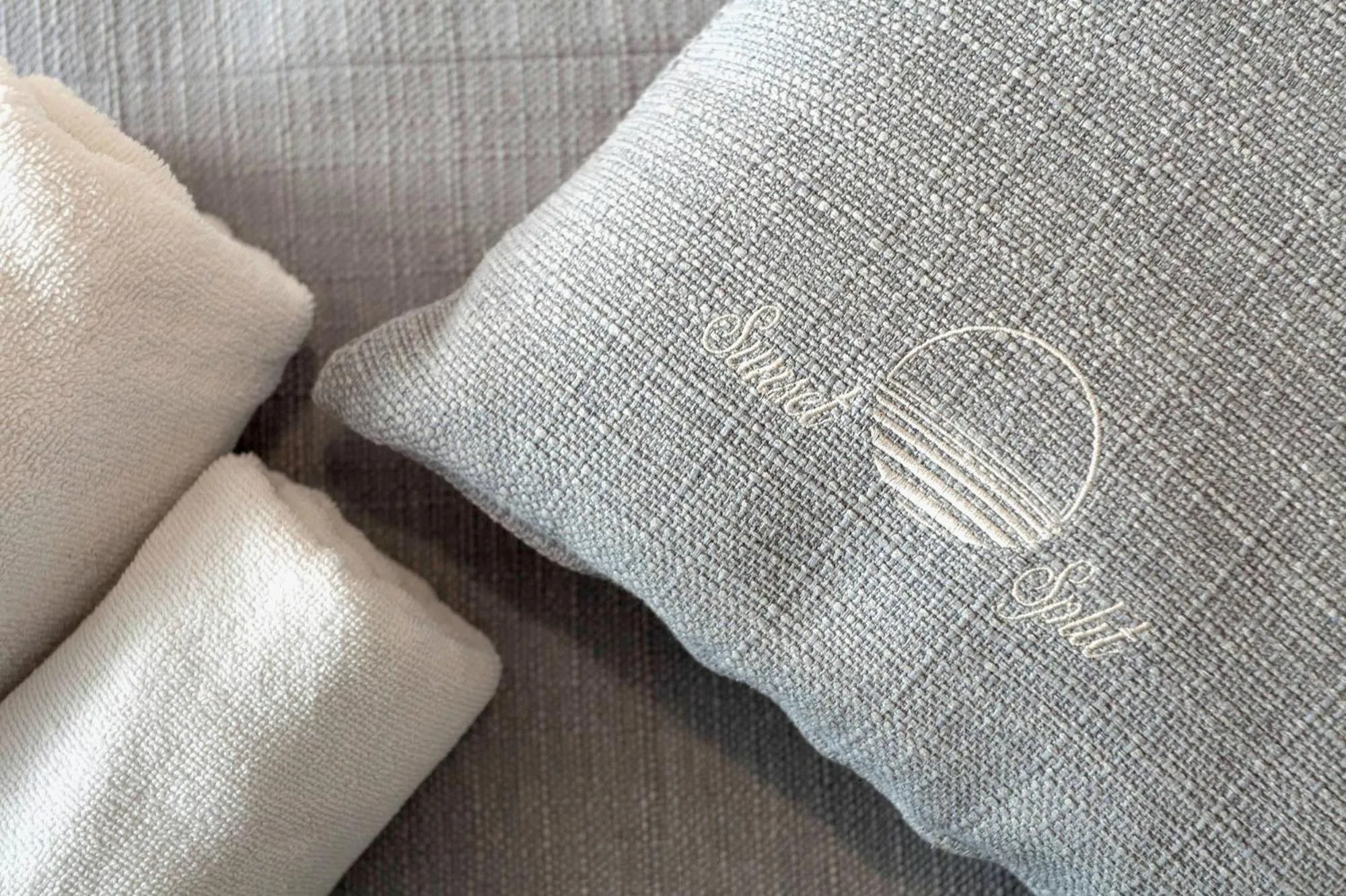 Logo/Certificate/Sign in Sunset Split Rooms