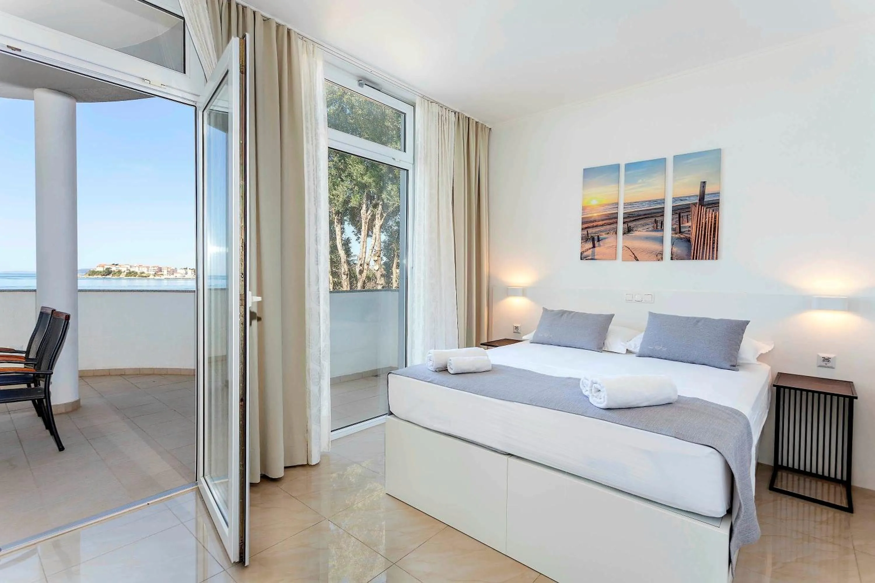 Bed in Sunset Split Rooms