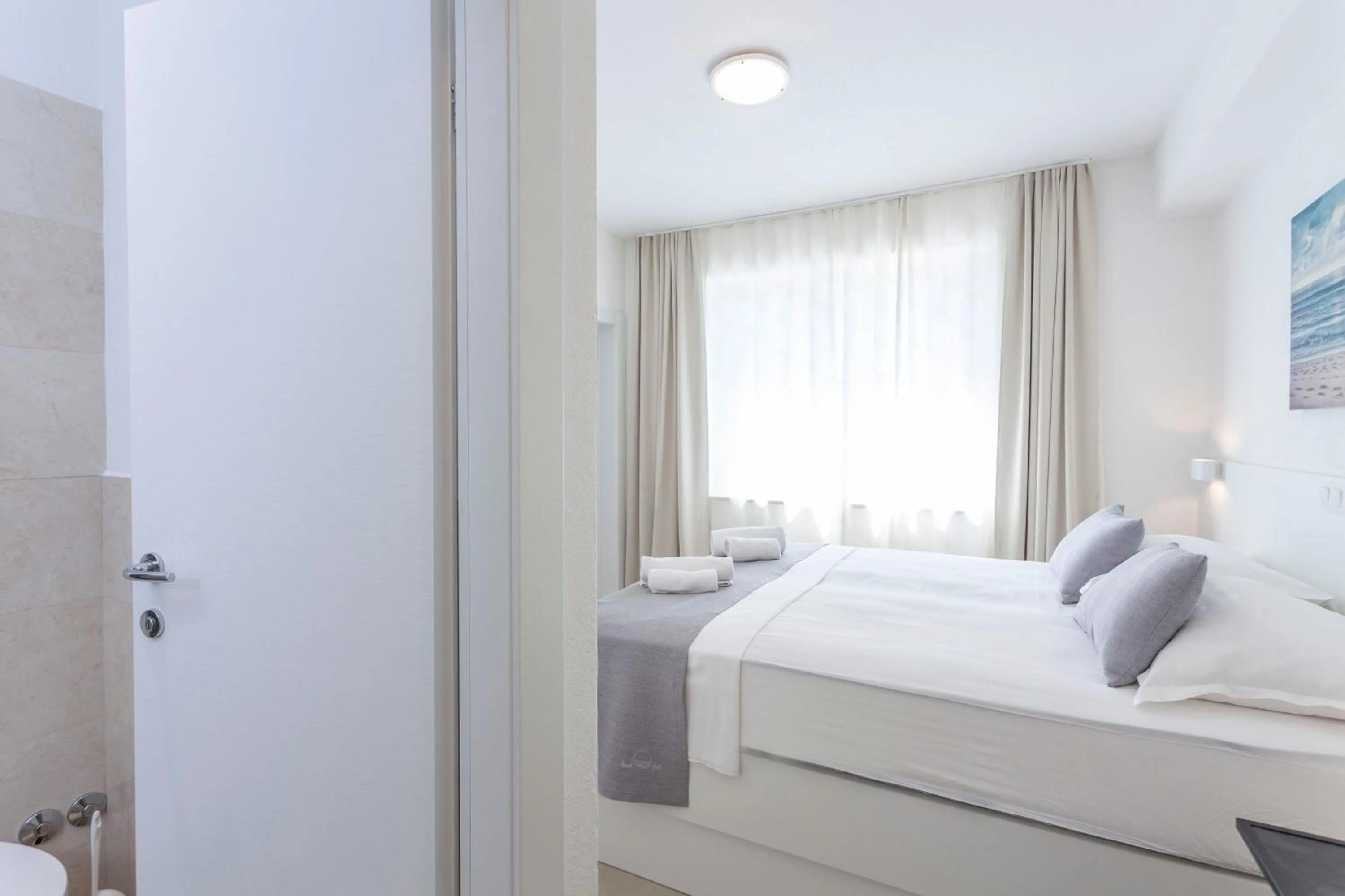 Bed in Sunset Split Rooms