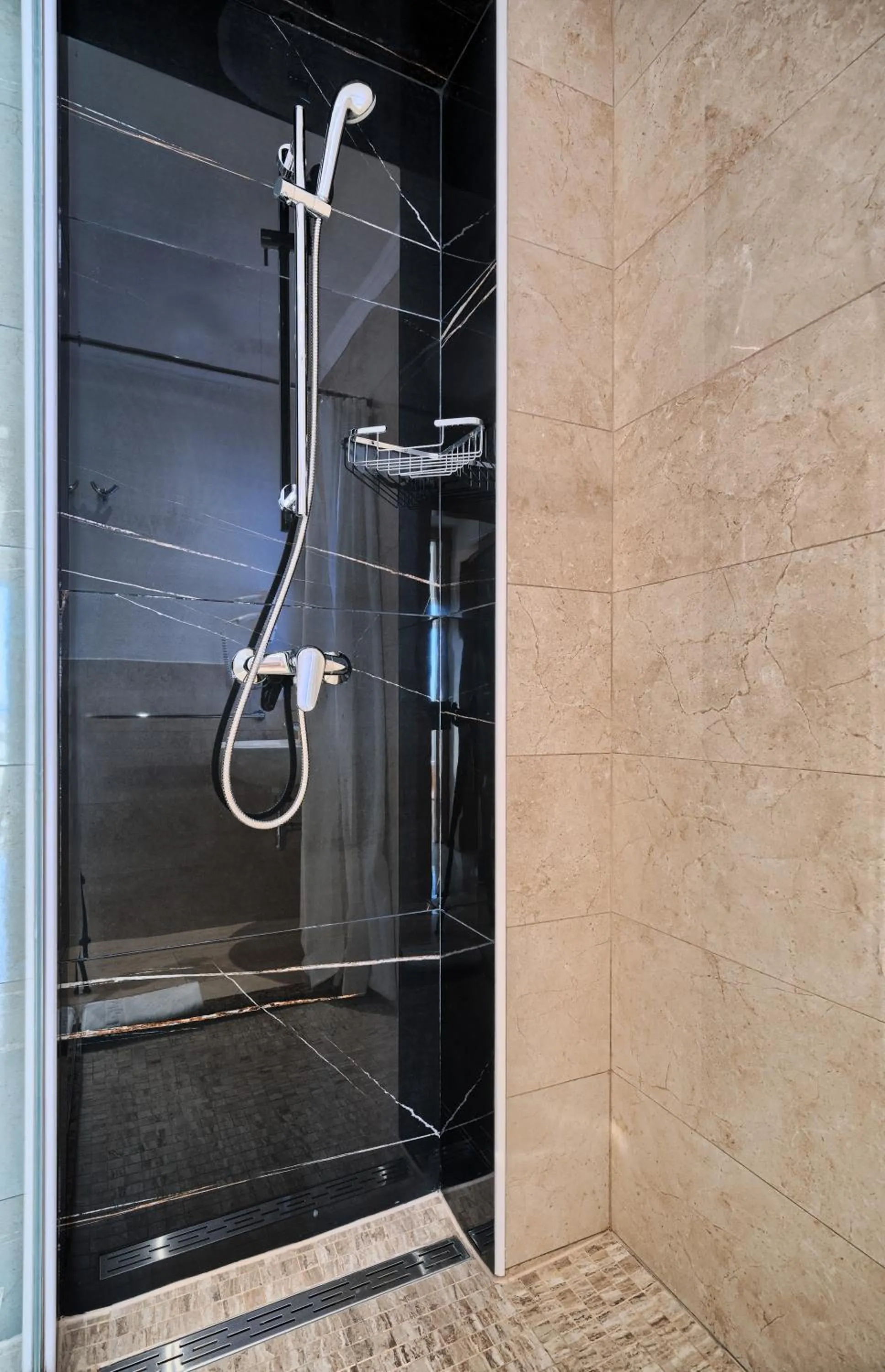 Shower in Sunset Split Rooms