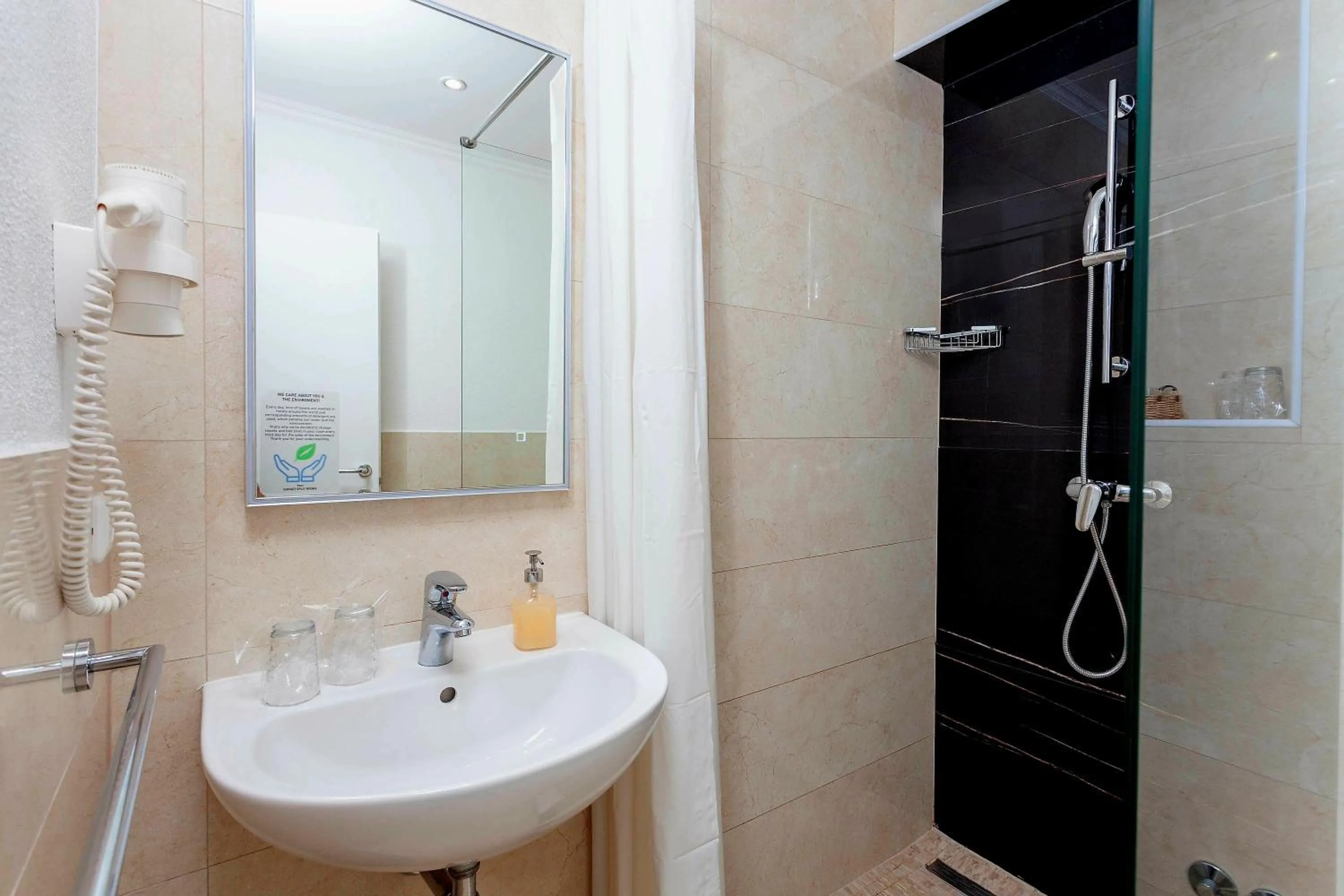 Shower in Sunset Split Rooms