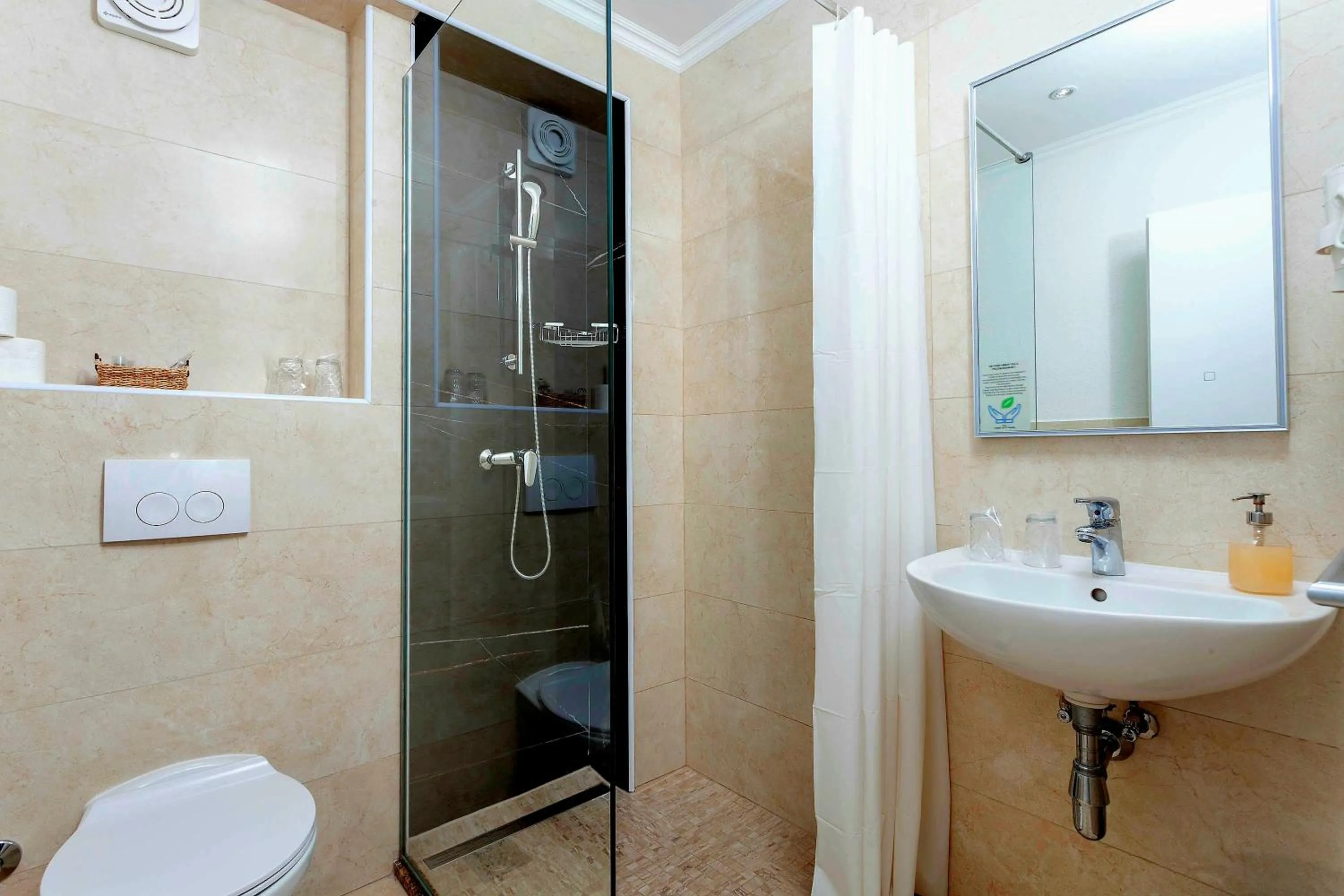 Shower in Sunset Split Rooms