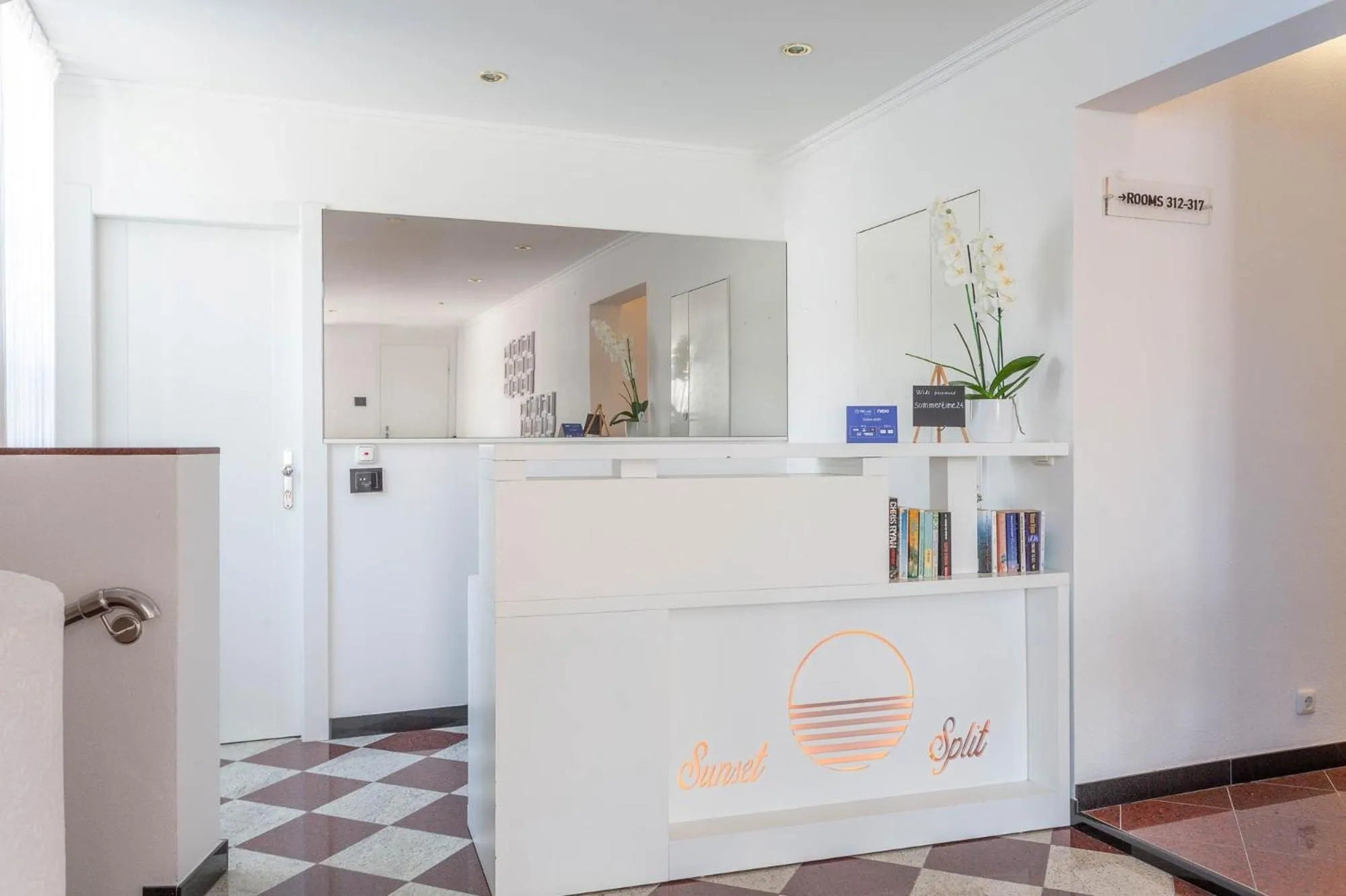 Lobby or reception in Sunset Split Rooms