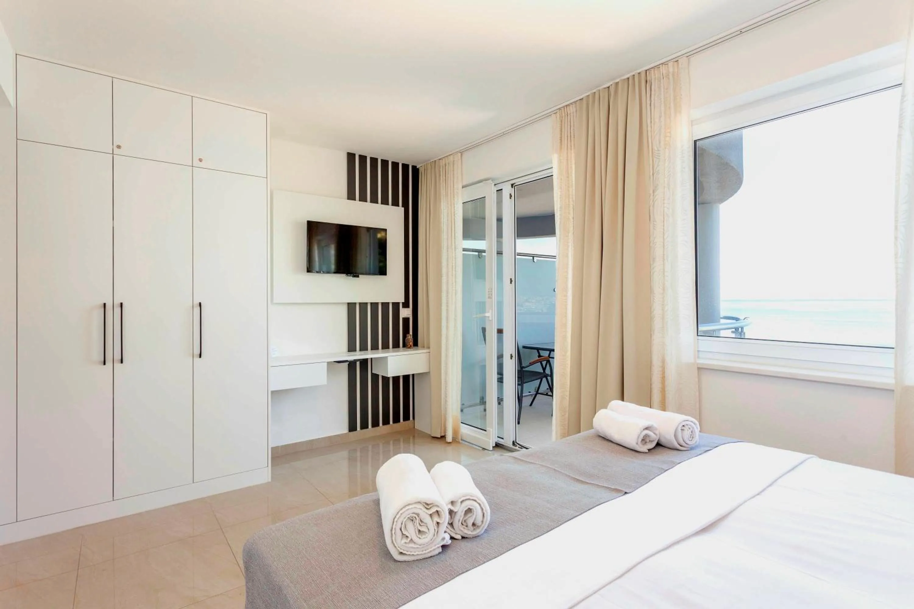 Bed in Sunset Split Rooms