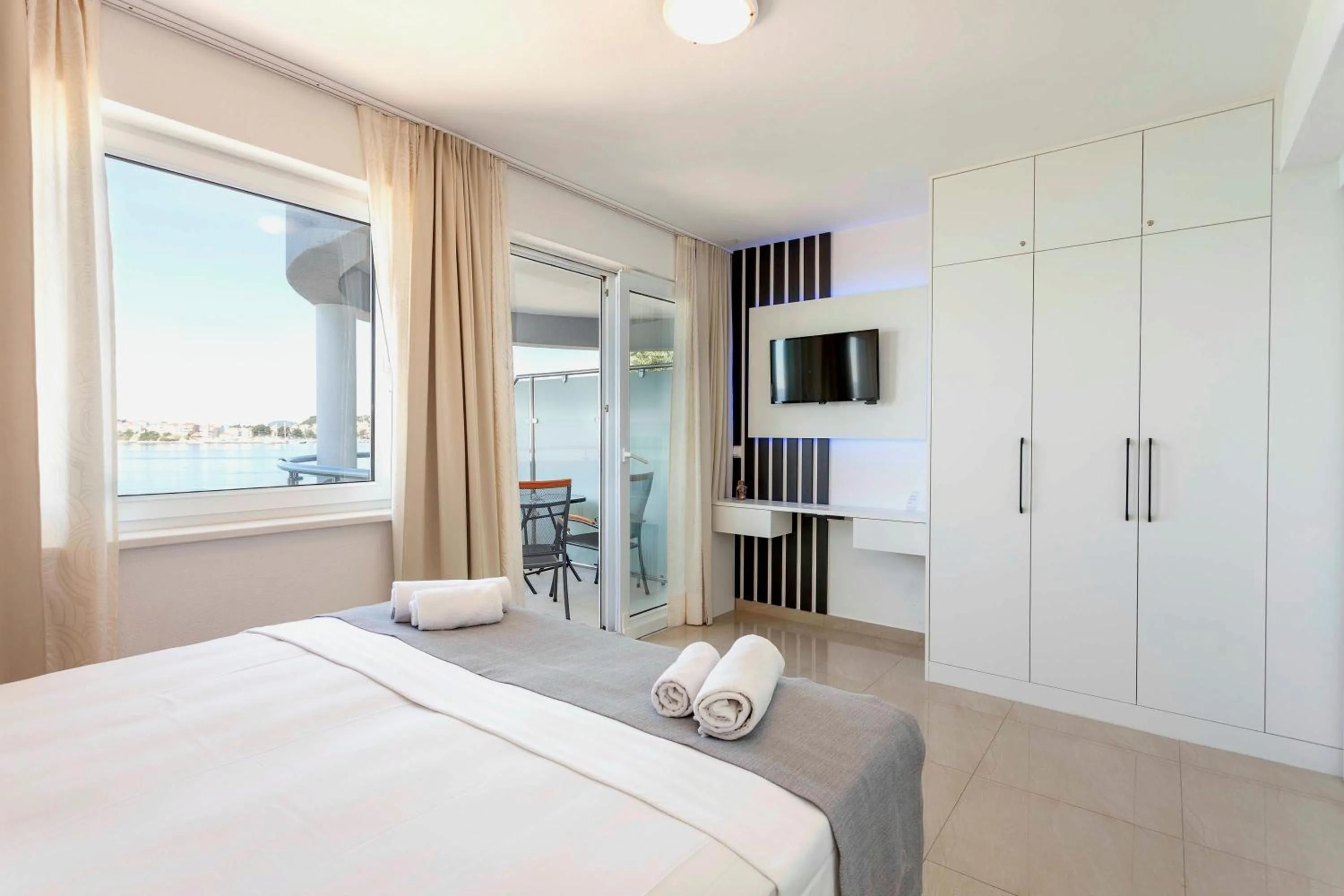 Bed in Sunset Split Rooms