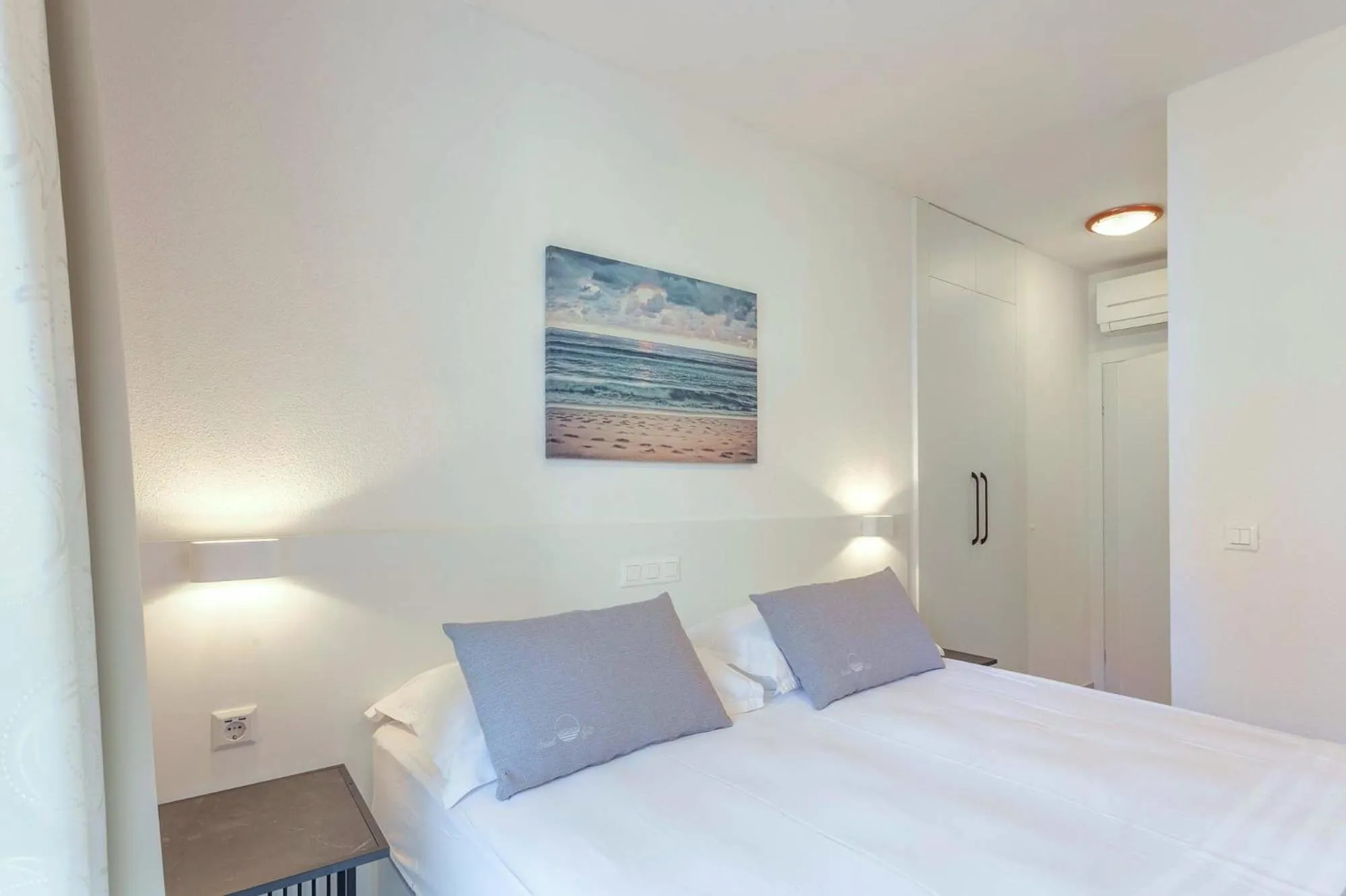 Bed in Sunset Split Rooms