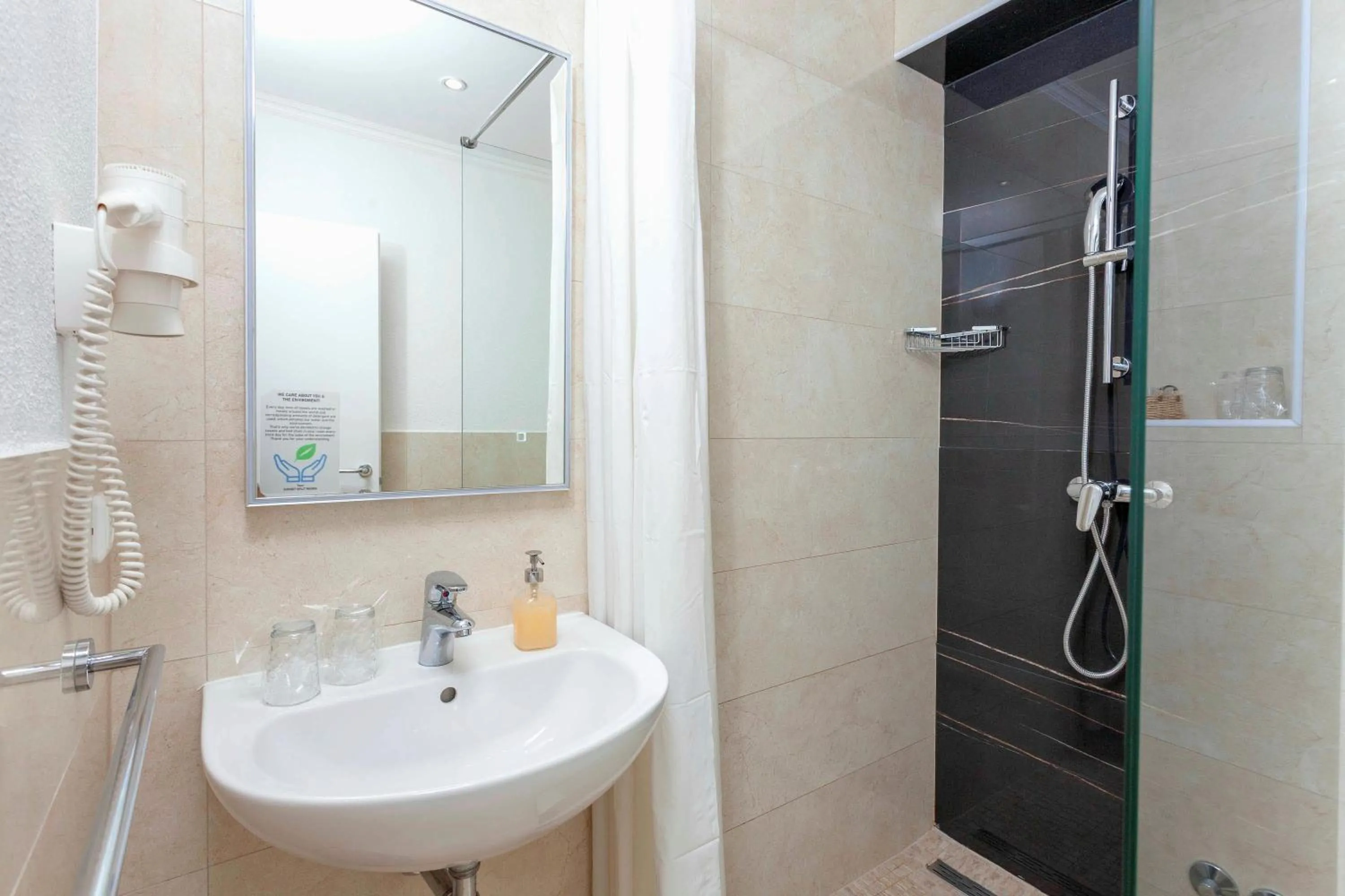 Shower in Sunset Split Rooms