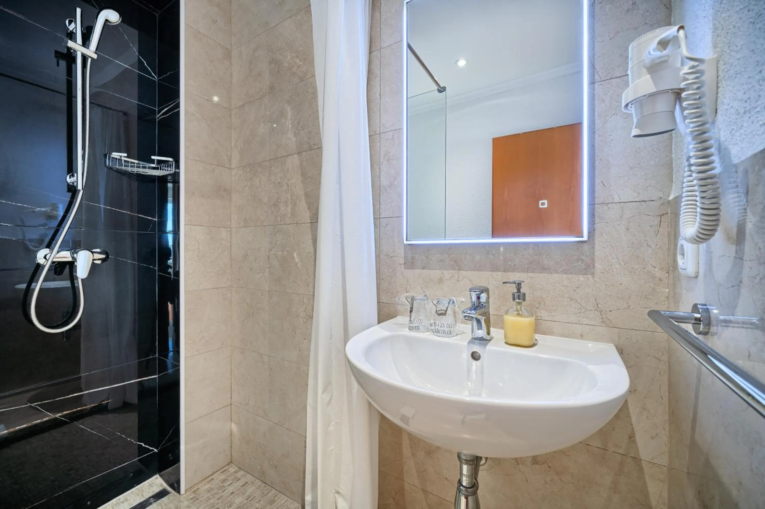 Shower in Sunset Split Rooms