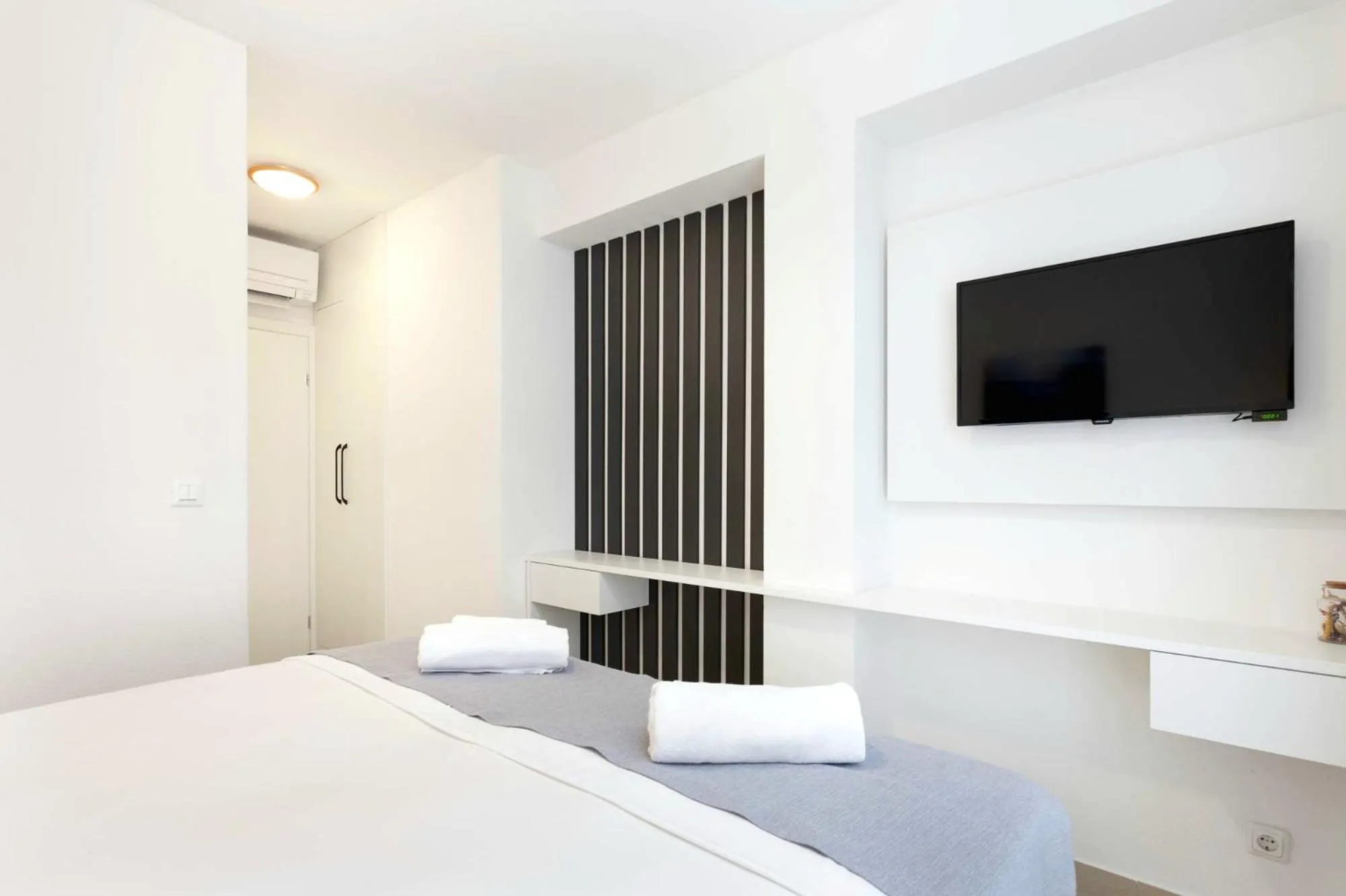 Bed in Sunset Split Rooms