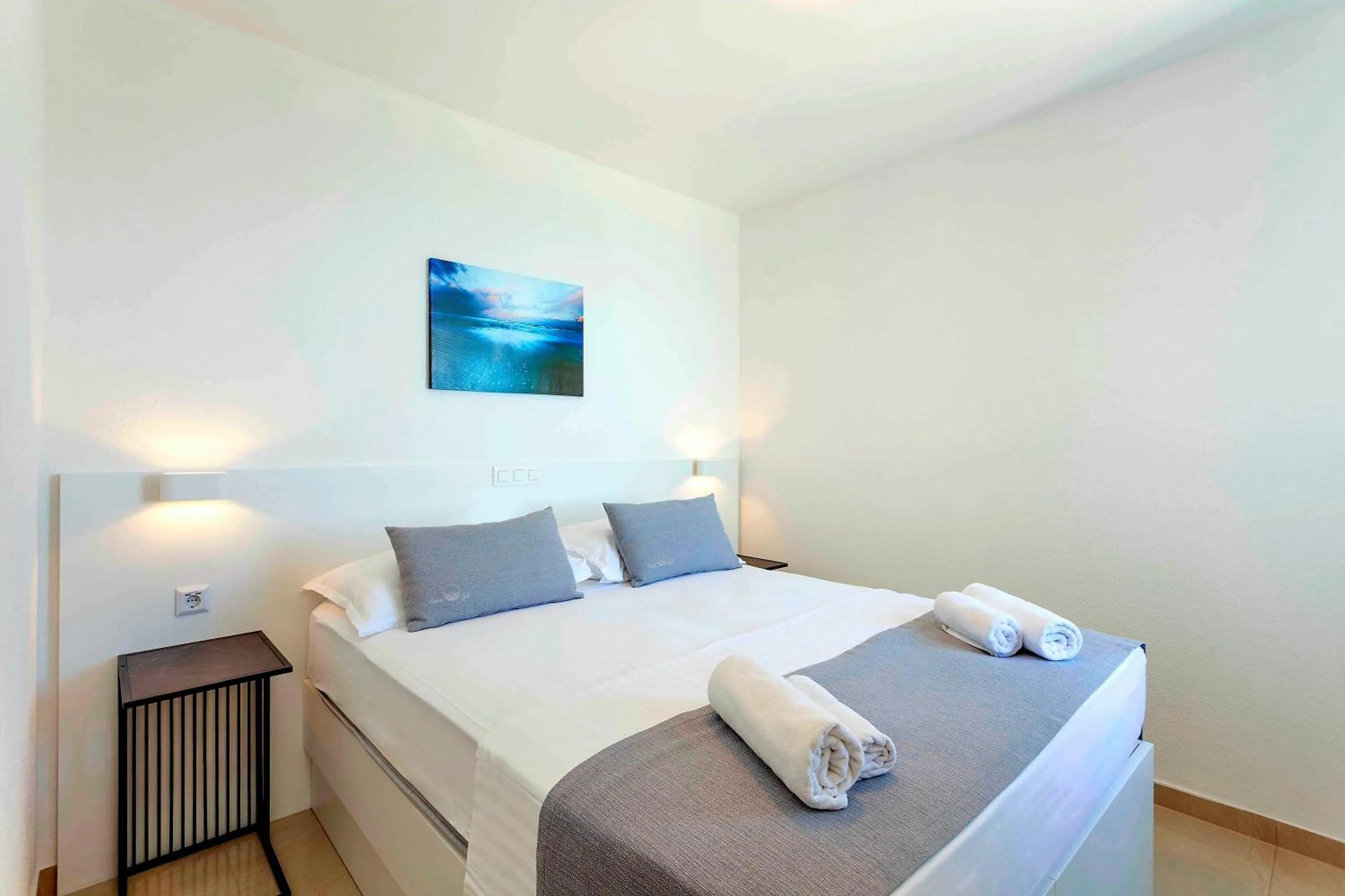 Bed in Sunset Split Rooms