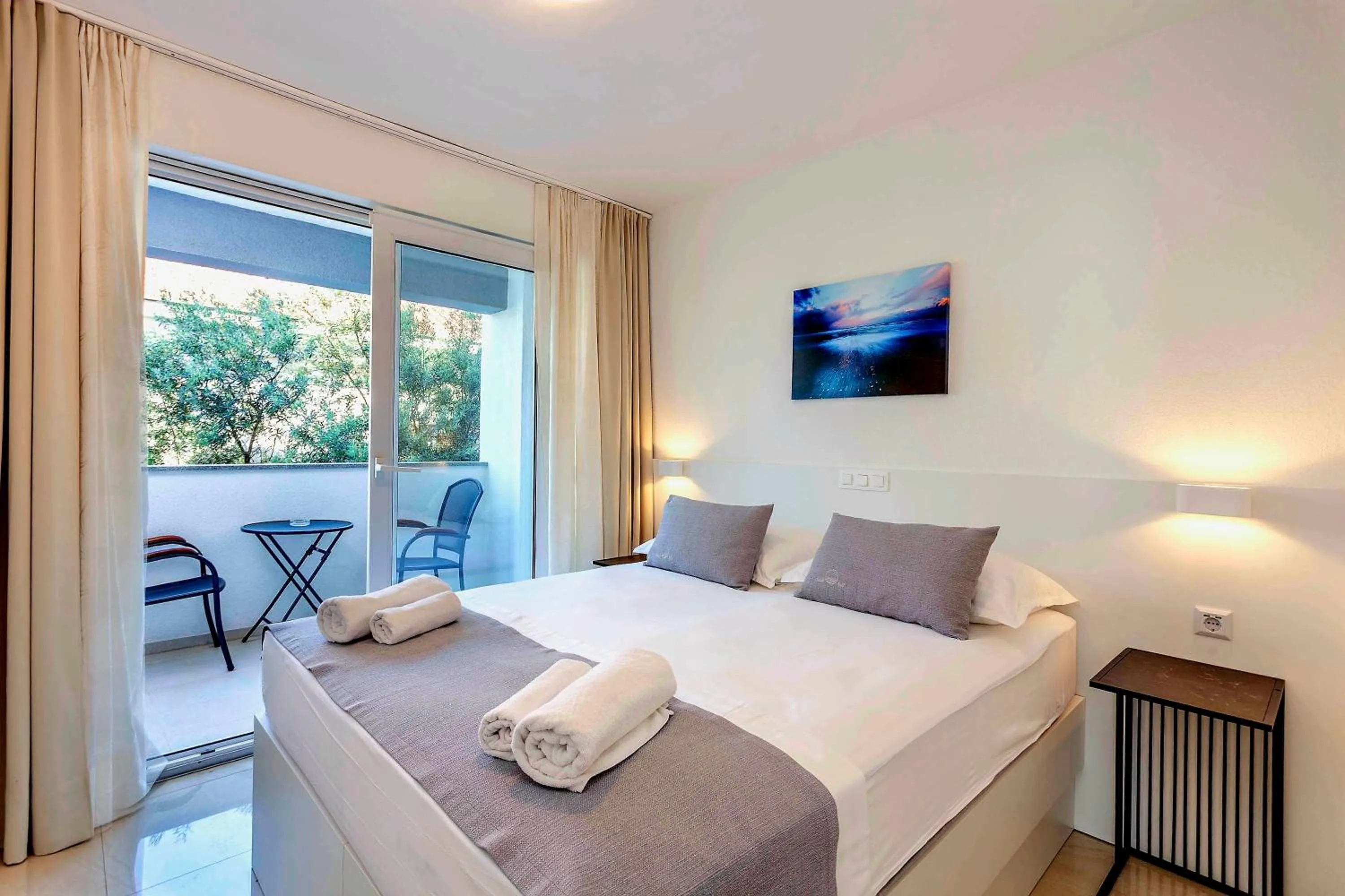 Bed in Sunset Split Rooms