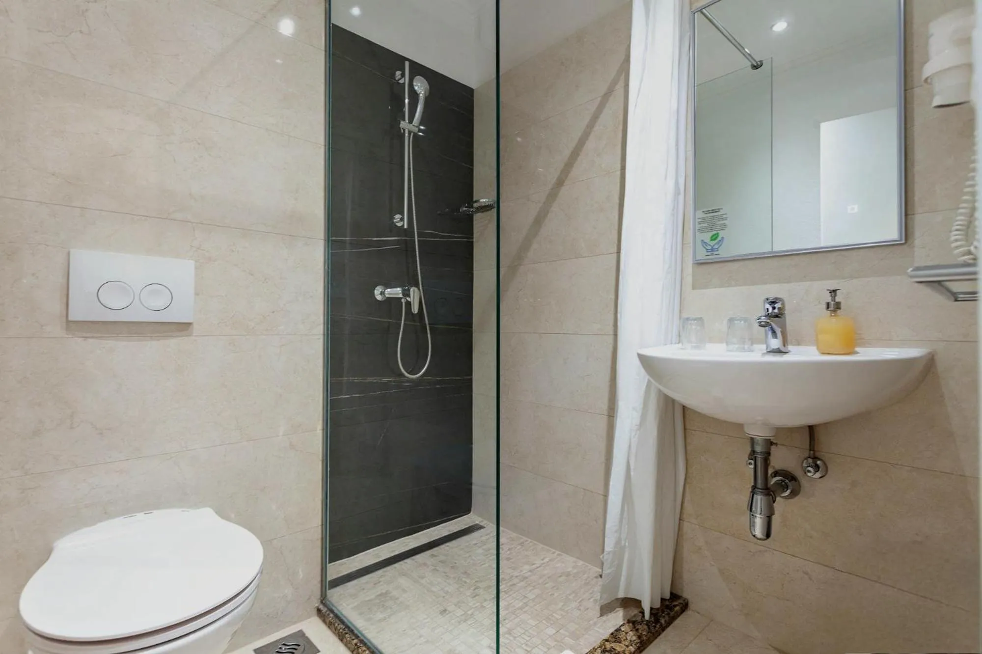 Shower in Sunset Split Rooms