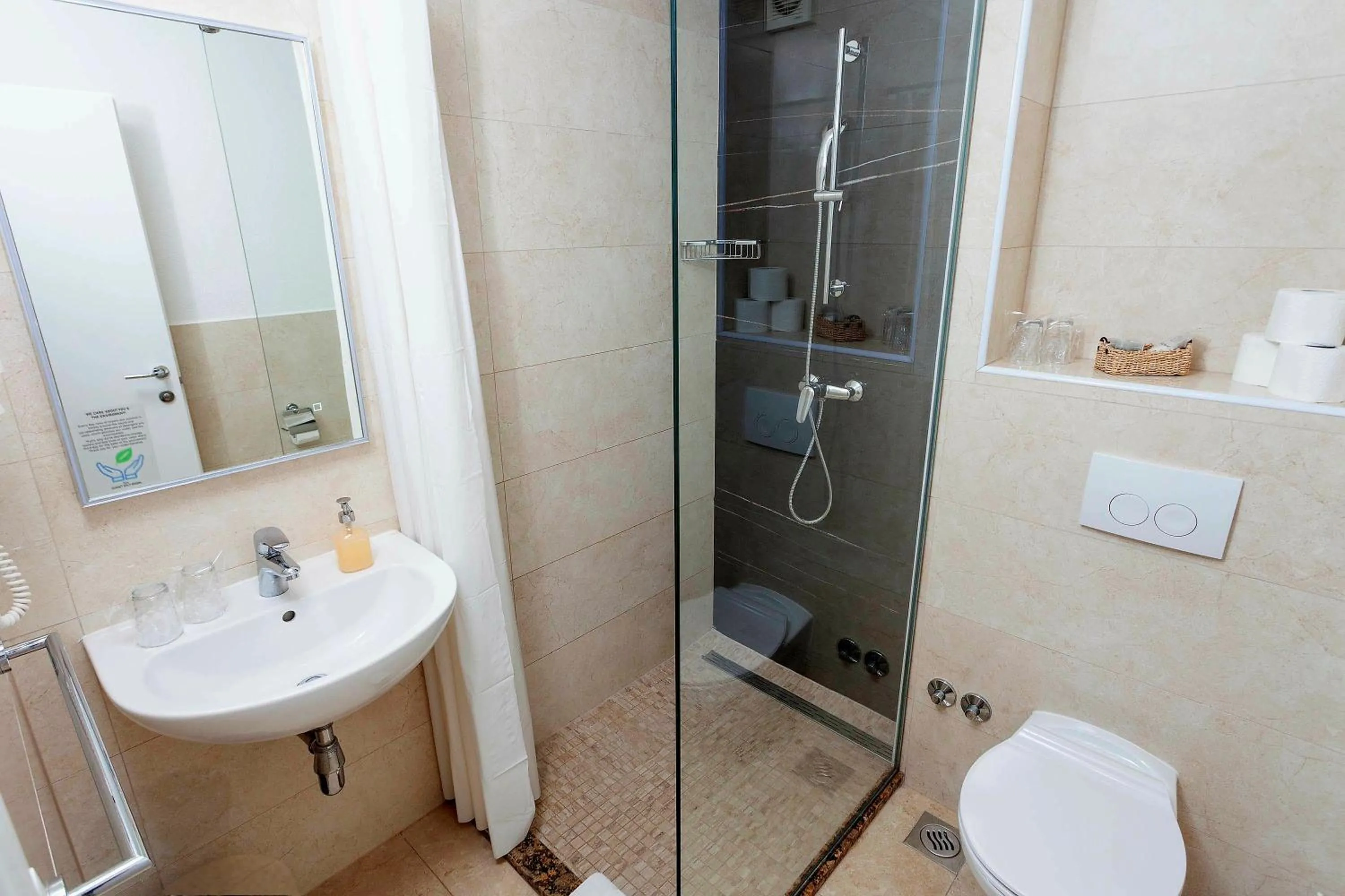 Shower in Sunset Split Rooms