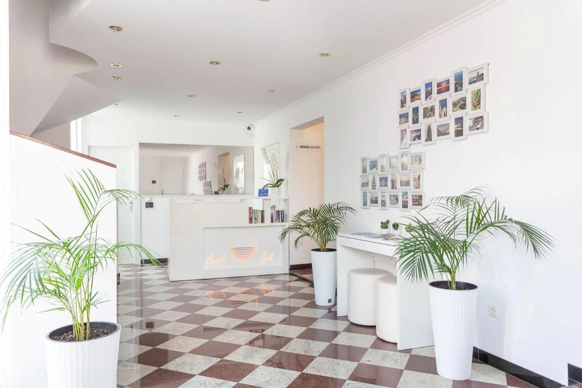 Lobby or reception in Sunset Split Rooms