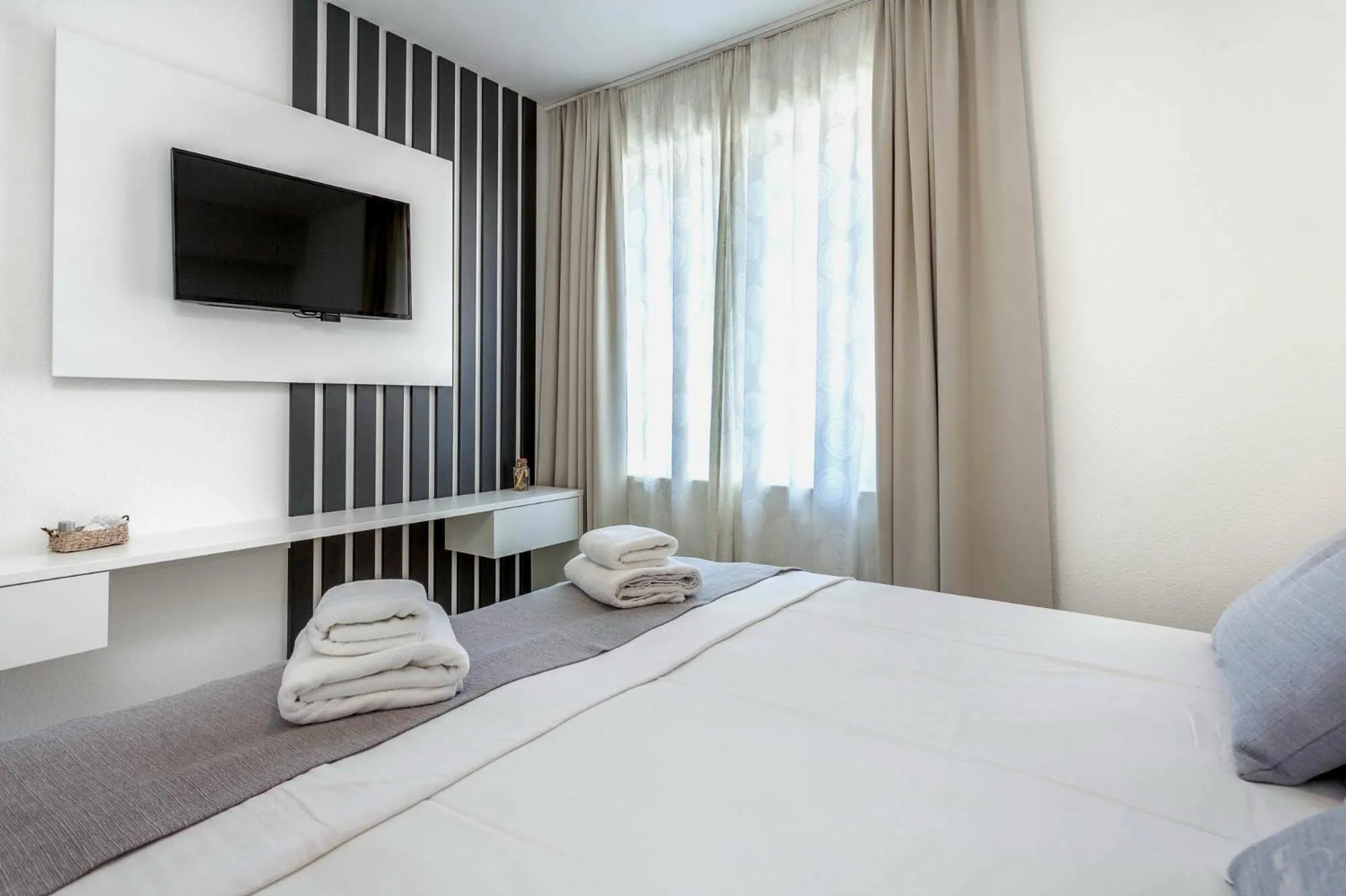 Bed in Sunset Split Rooms