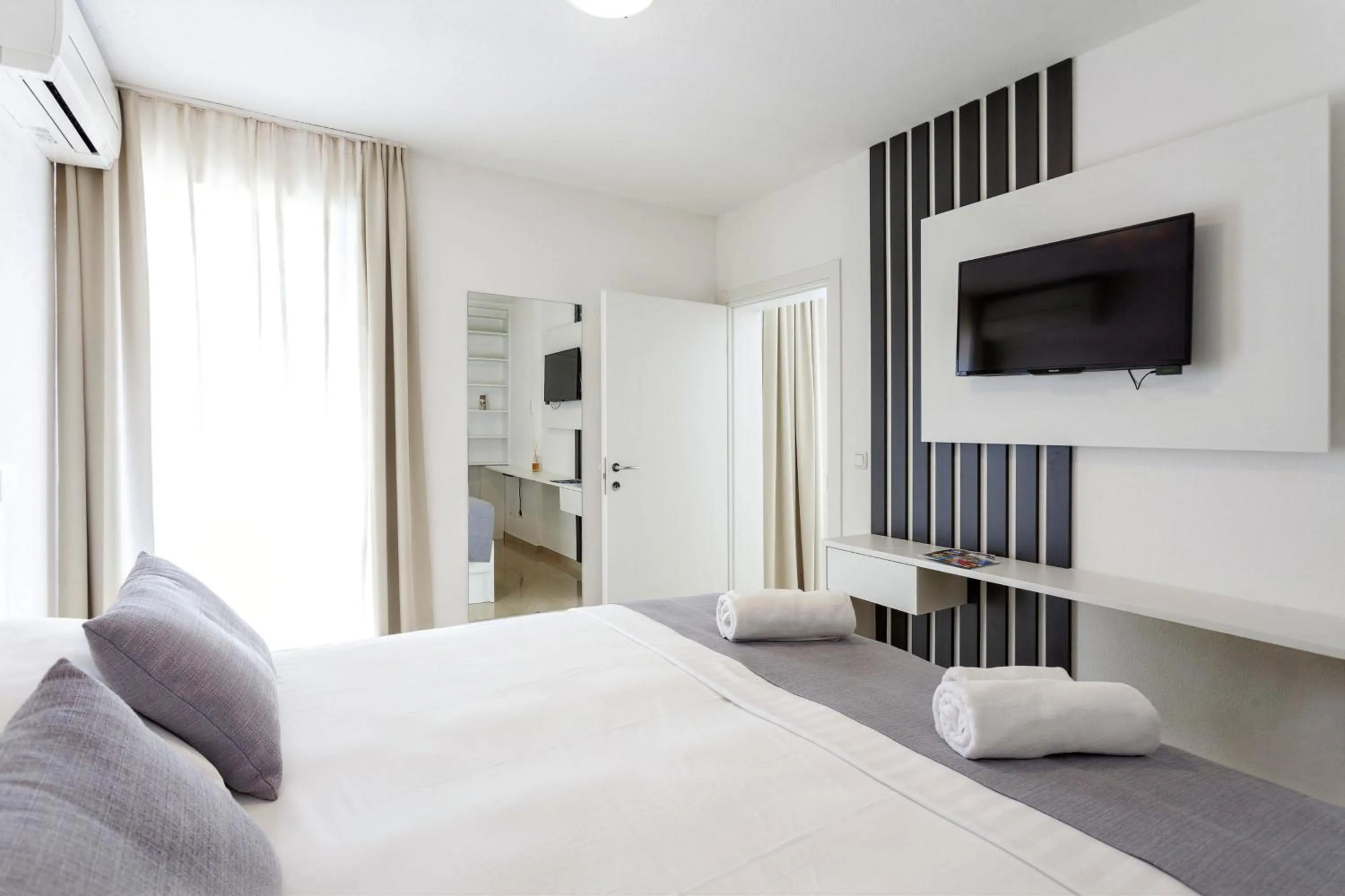 Bed in Sunset Split Rooms