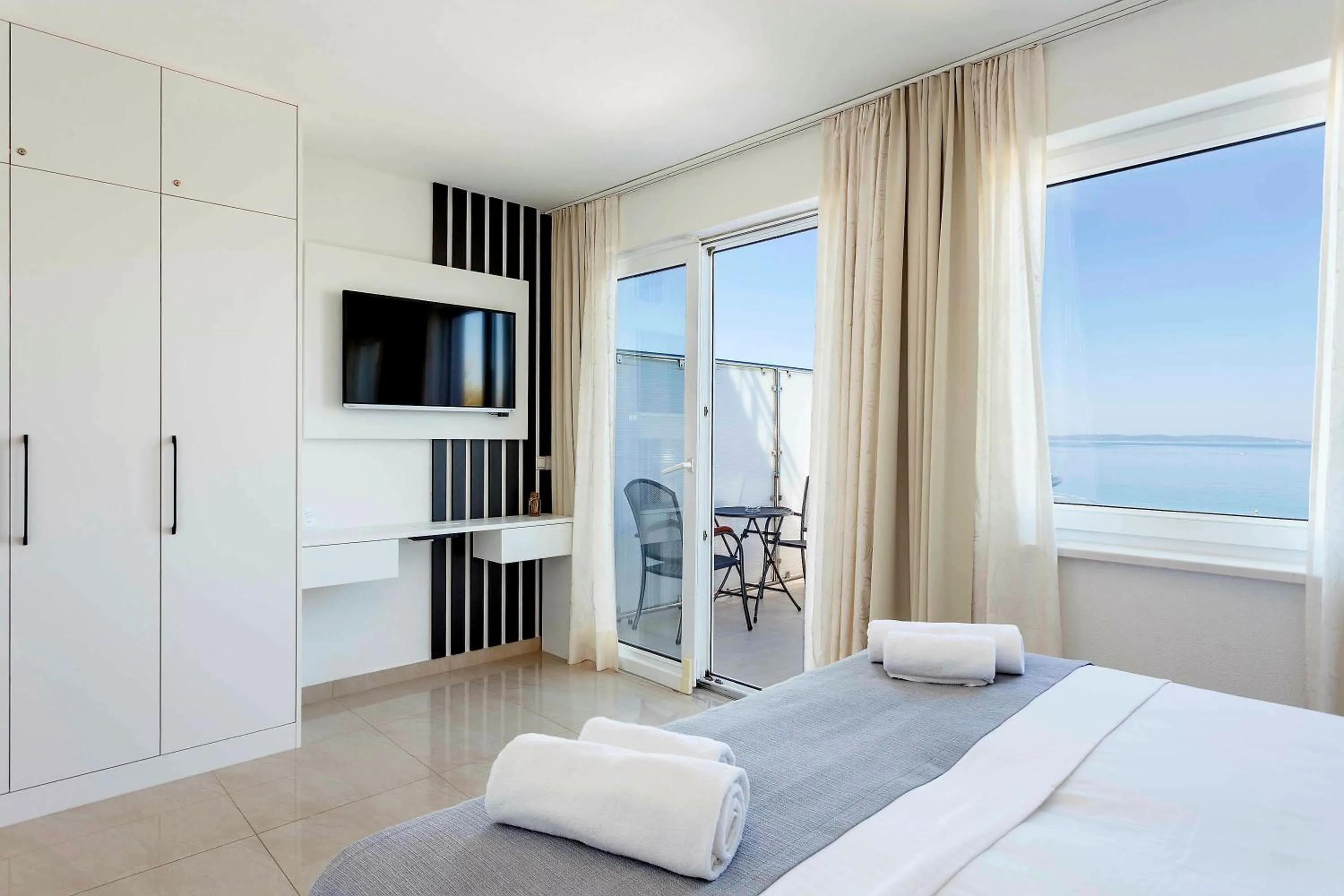 Bed in Sunset Split Rooms