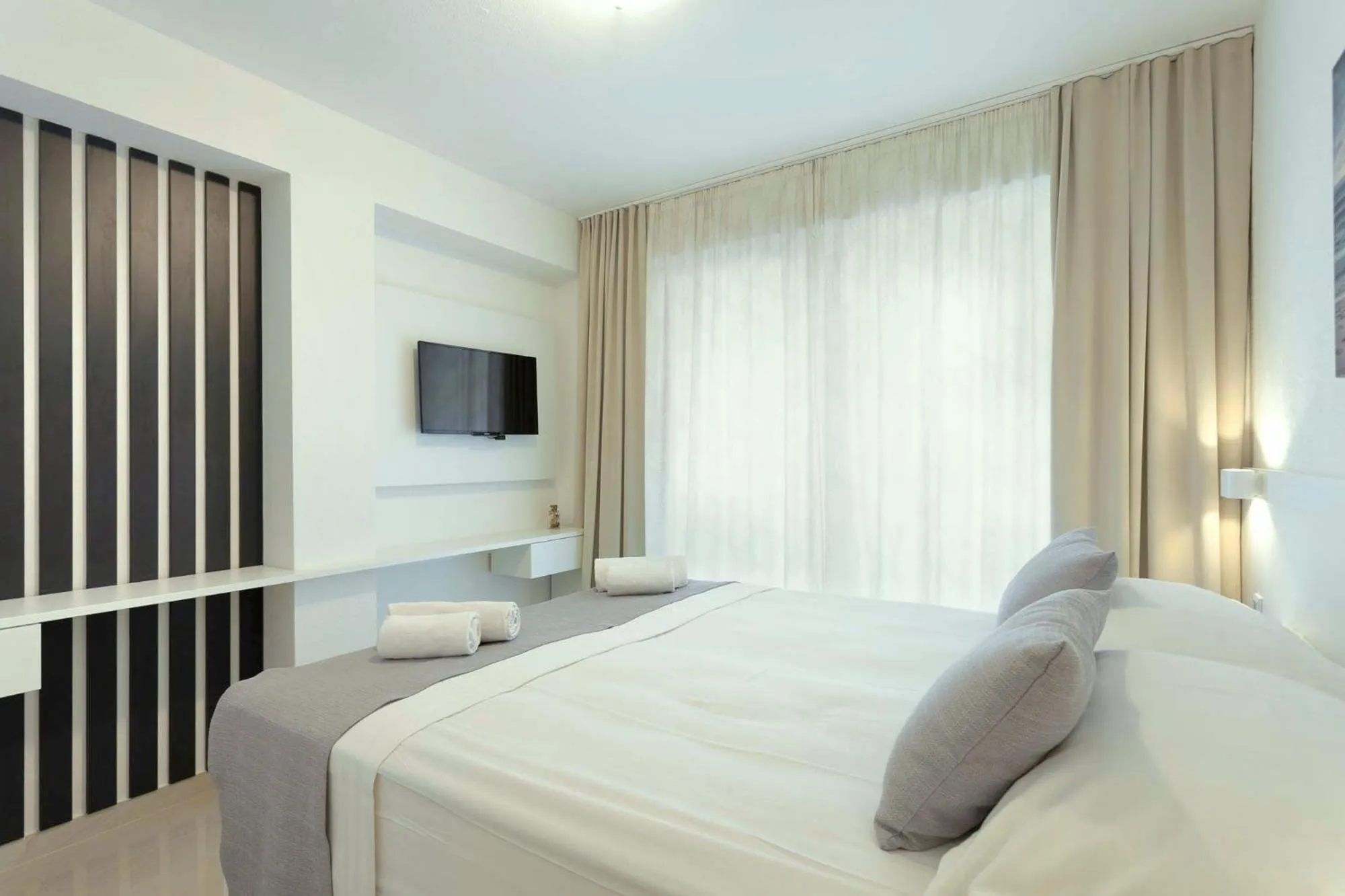 Bed in Sunset Split Rooms