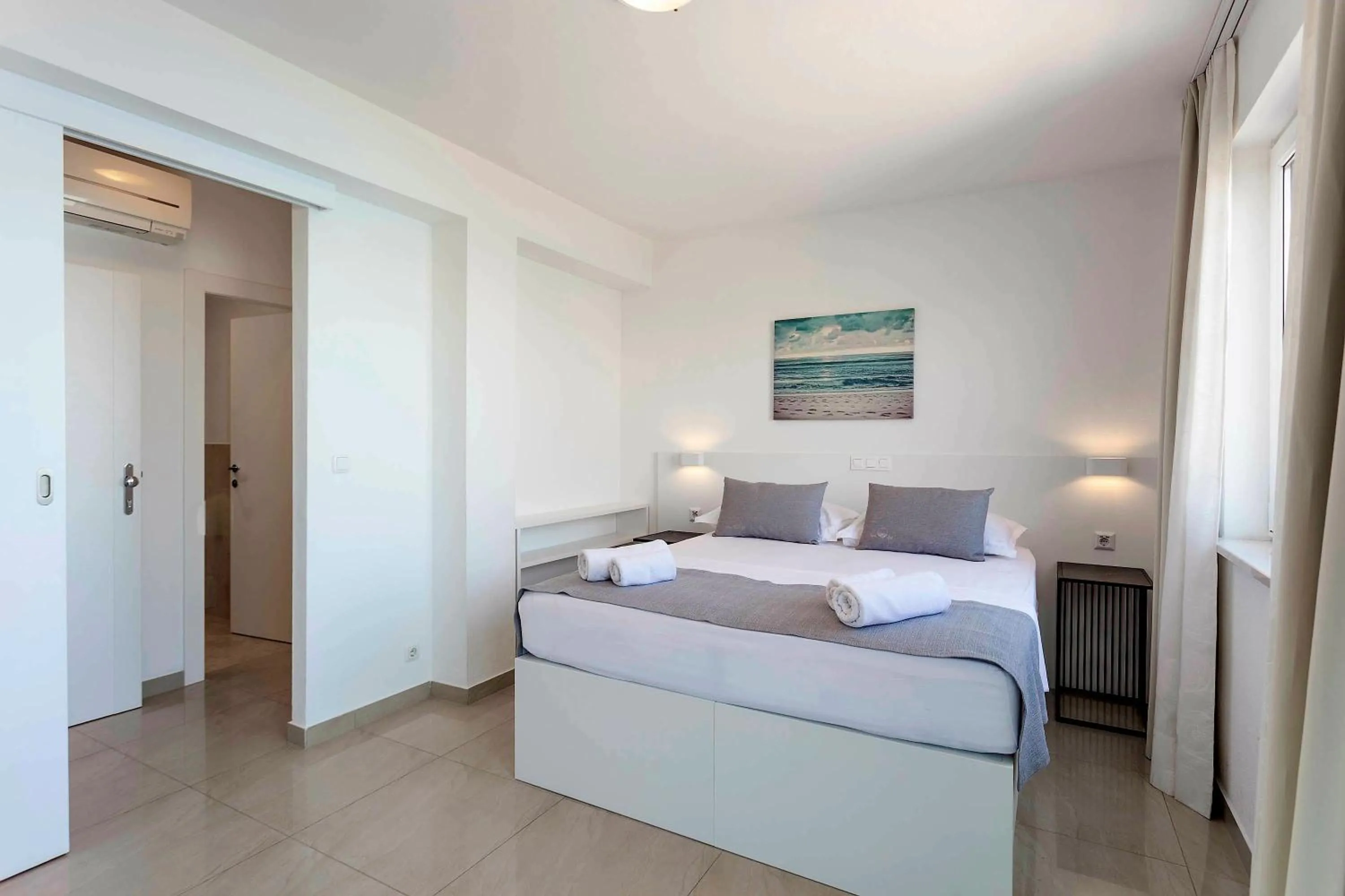 Bed in Sunset Split Rooms