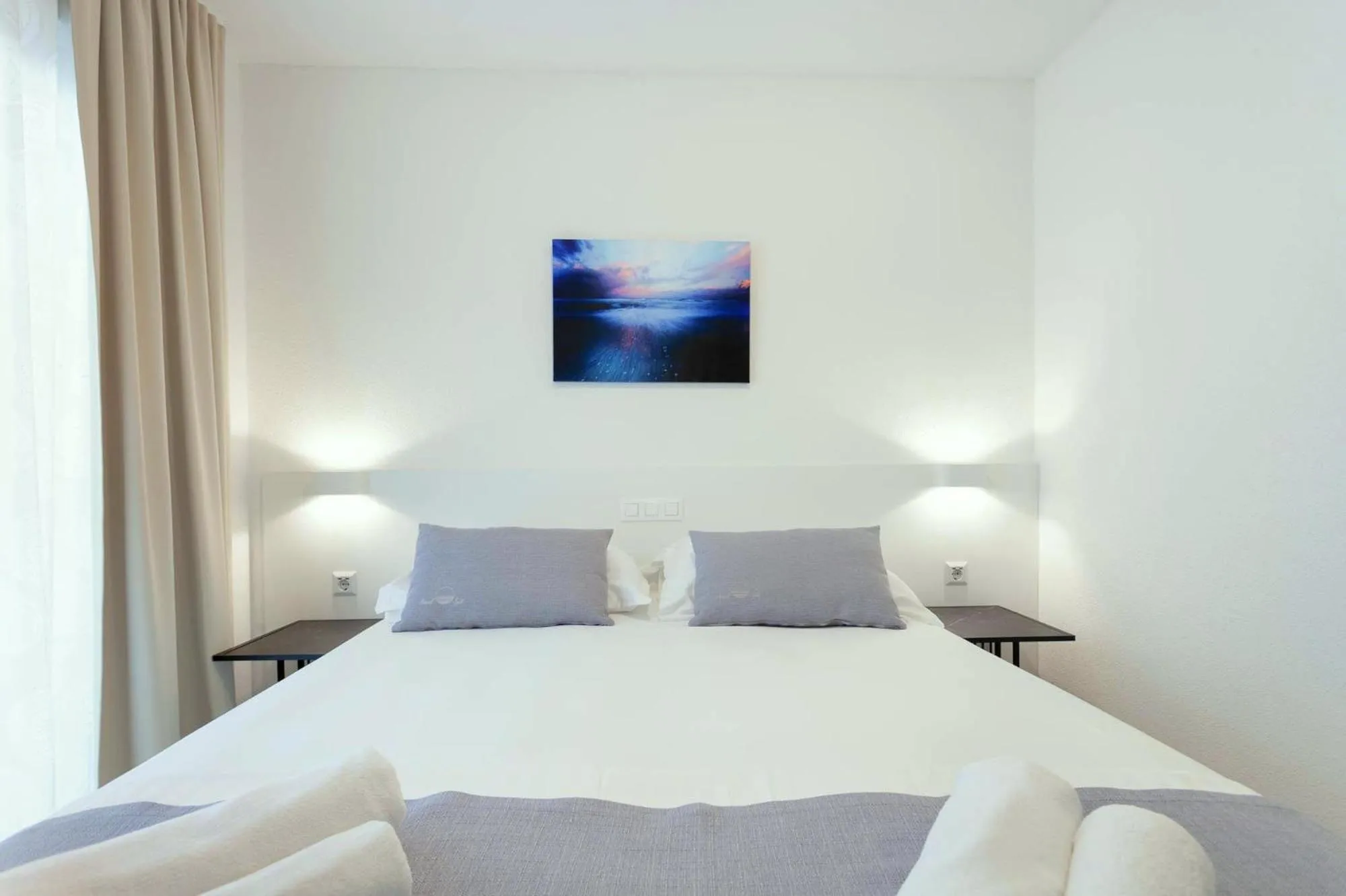 Bed in Sunset Split Rooms