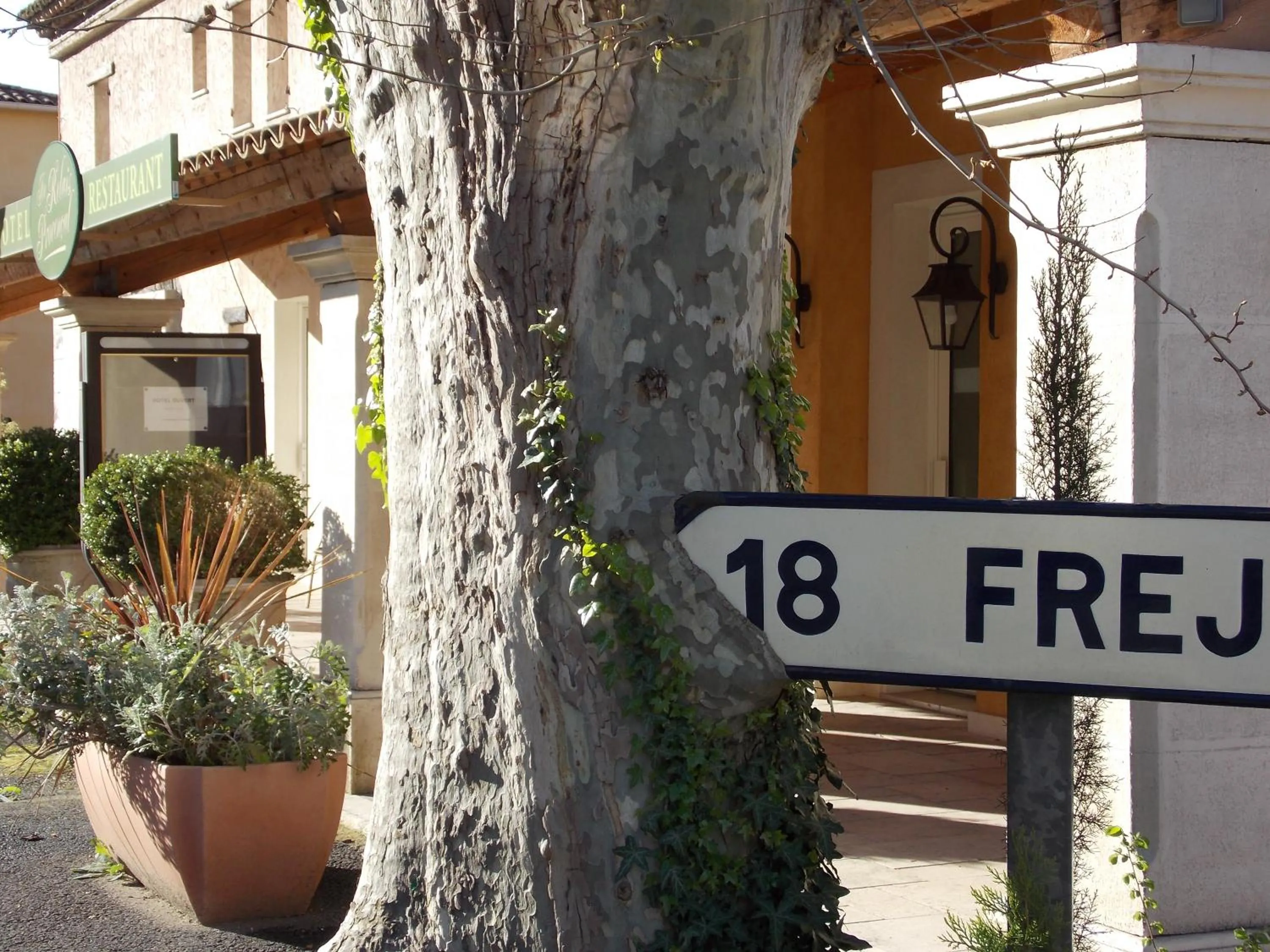 Street view in Au Relais Provencal