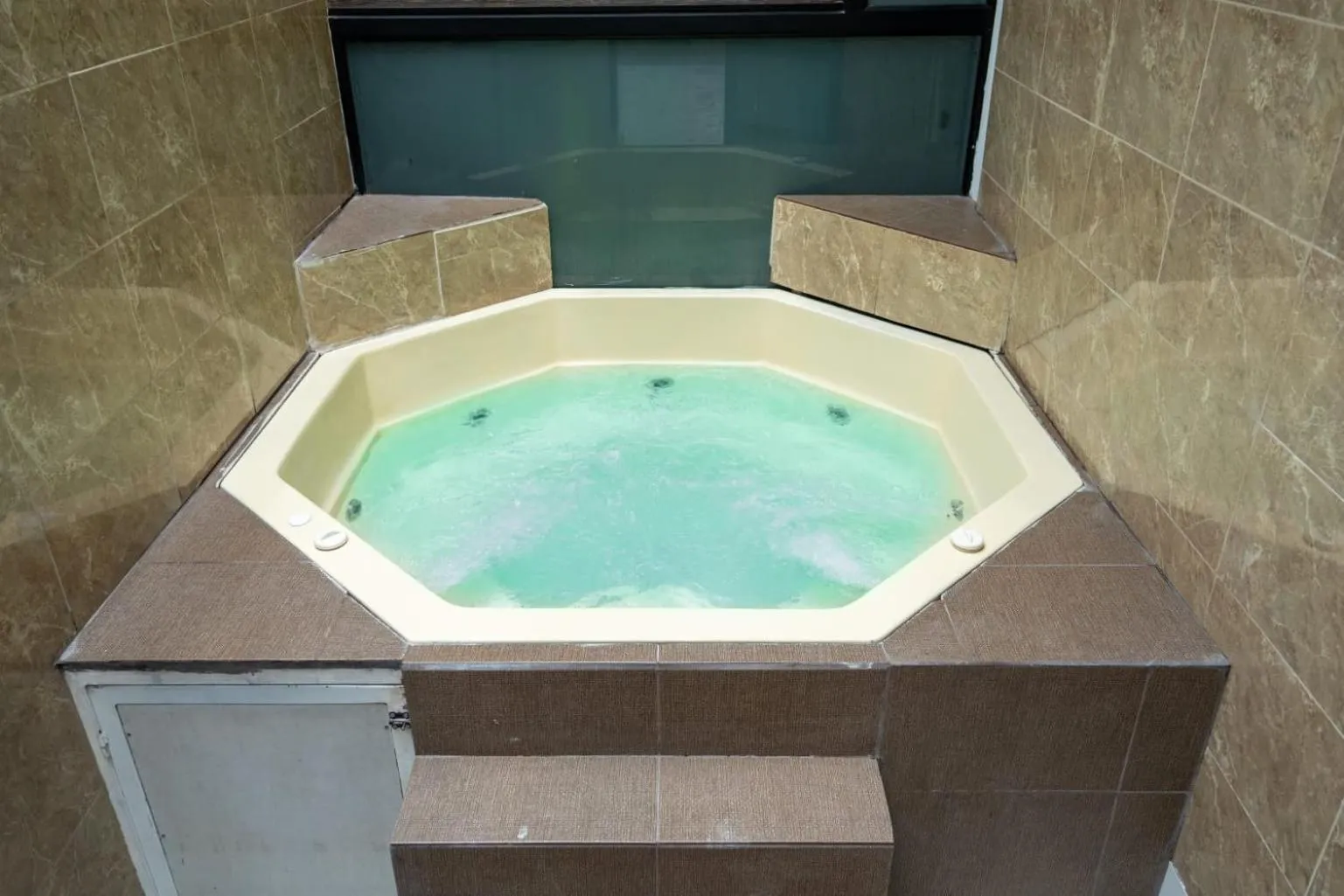 Hot Tub in Hotel Santiago de Compostella Suites
