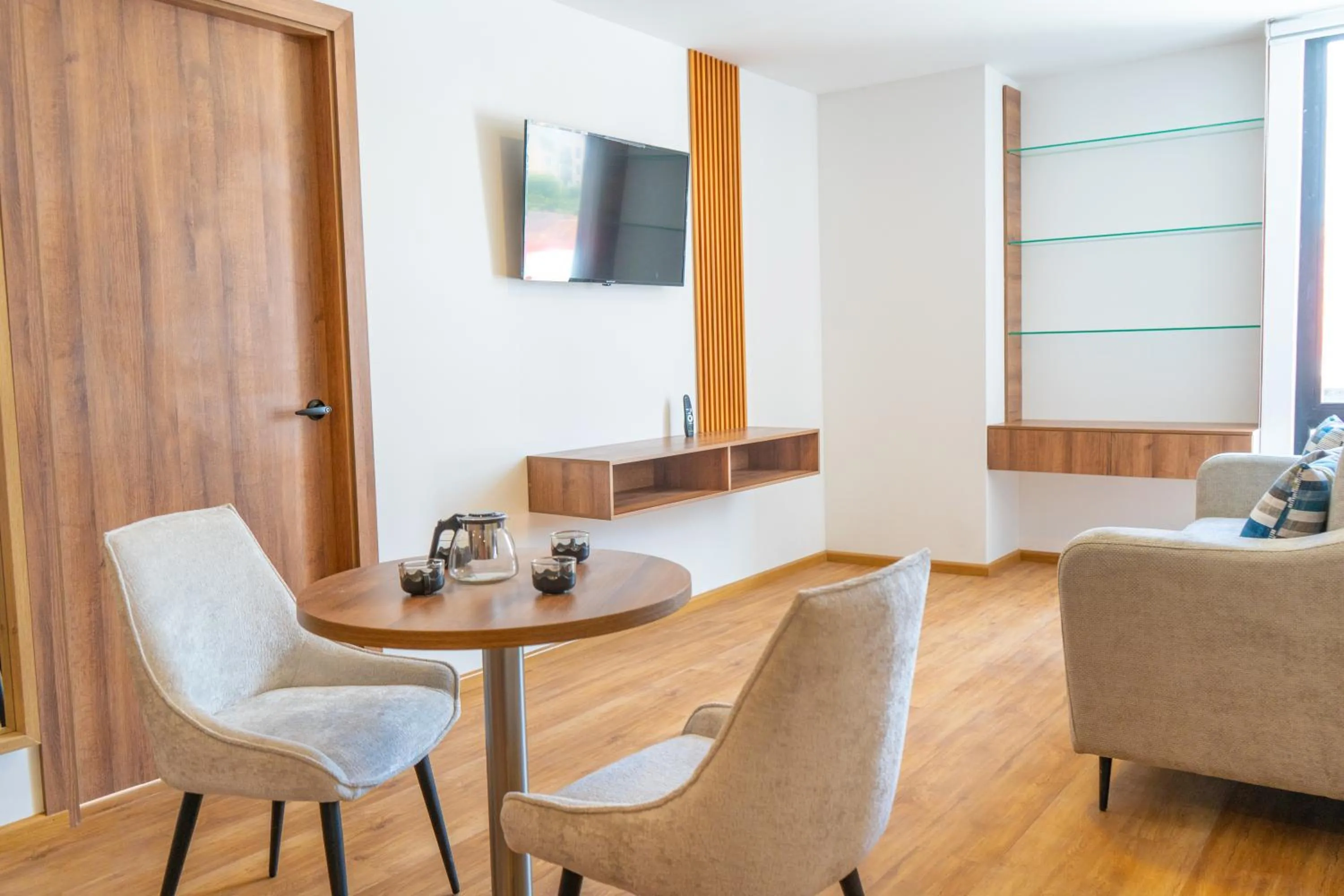 Communal lounge/ TV room in Hotel Santiago de Compostella Suites