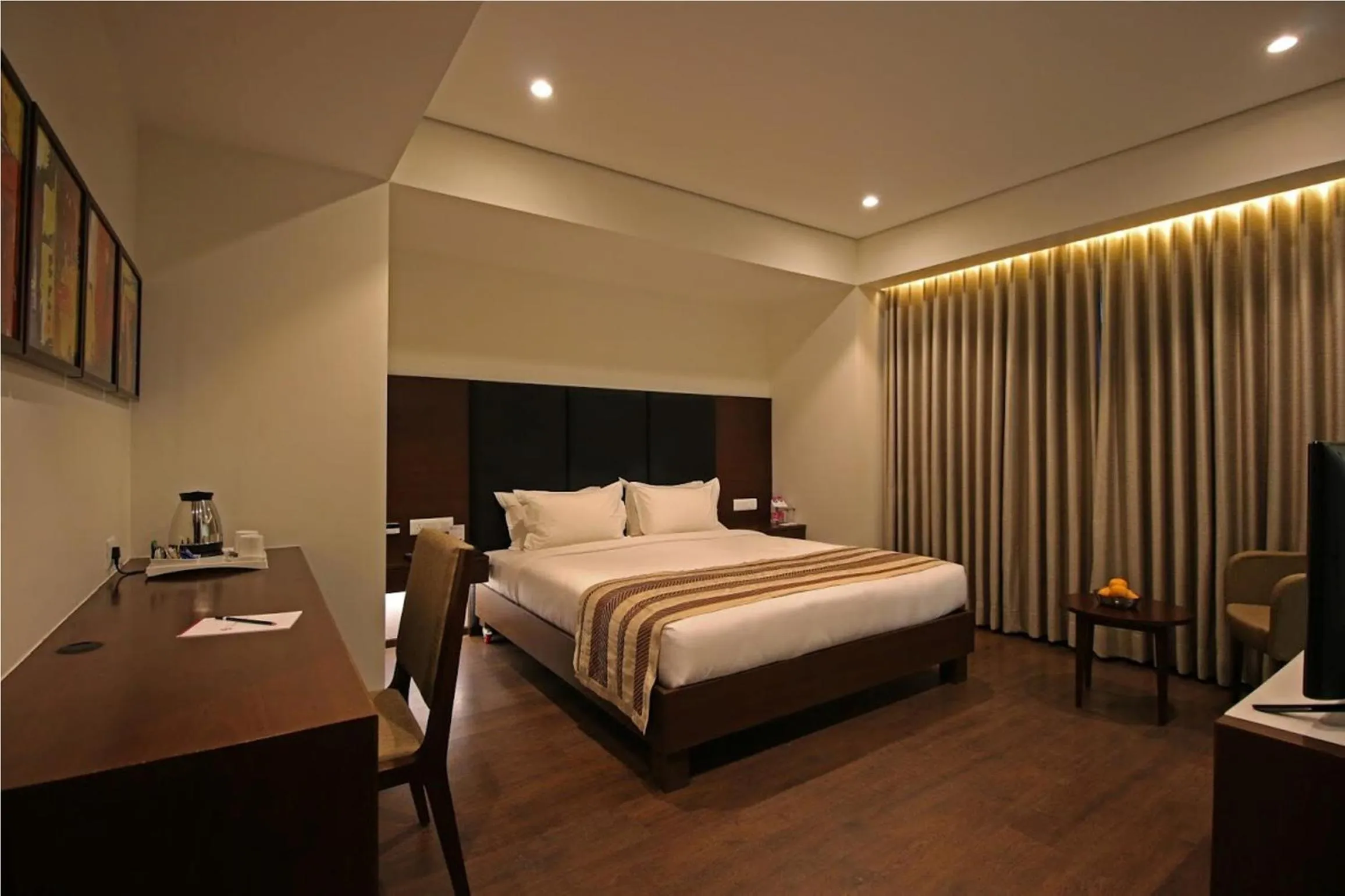 Coffee/tea facilities, Bed in Hotel German Palace Near to Airport