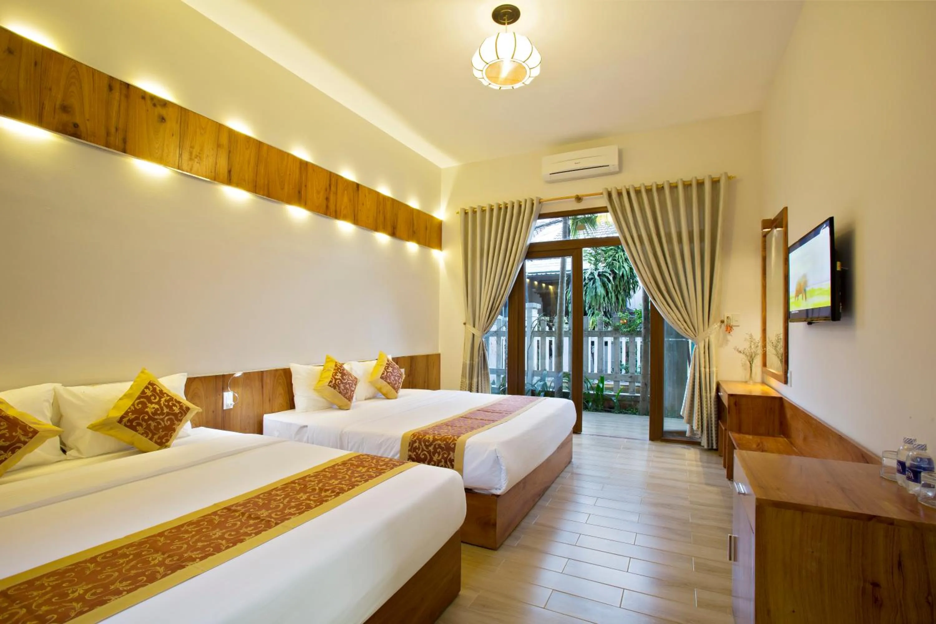 Photo of the whole room, Bed in Hanging Garden Hoi An