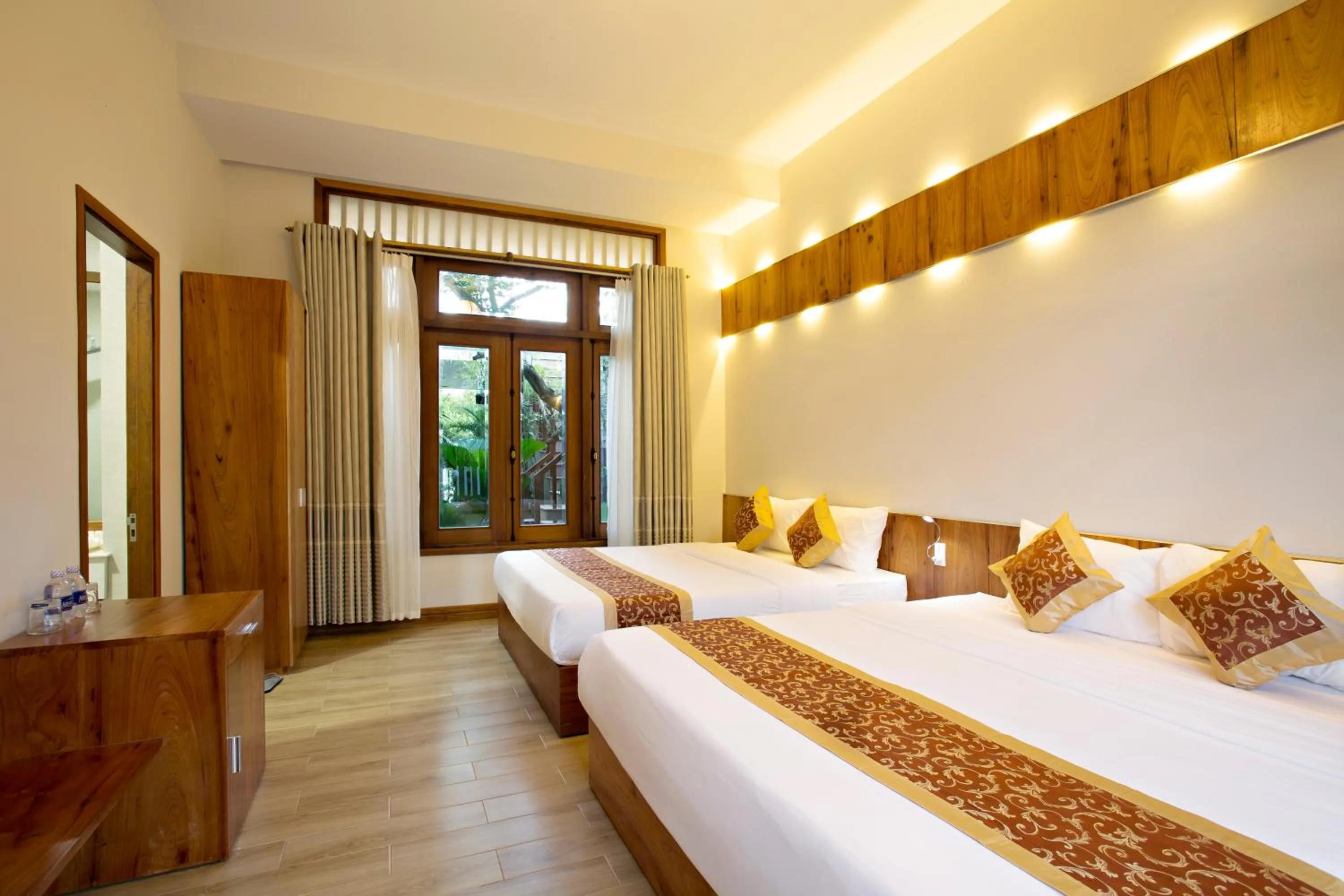 Photo of the whole room, Bed in Hanging Garden Hoi An