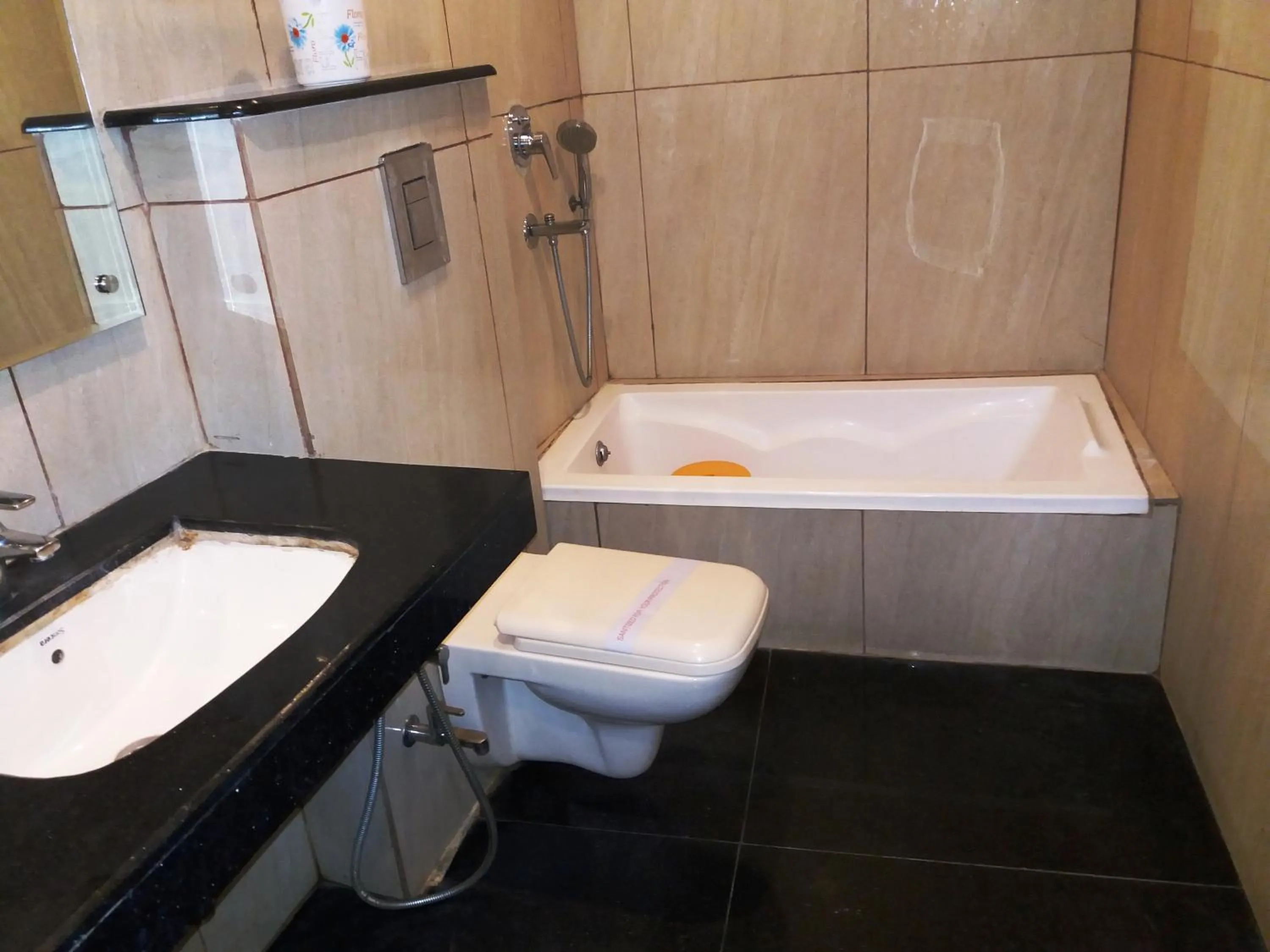 Bathroom in Hotel Station View Opposite New Delhi Railway